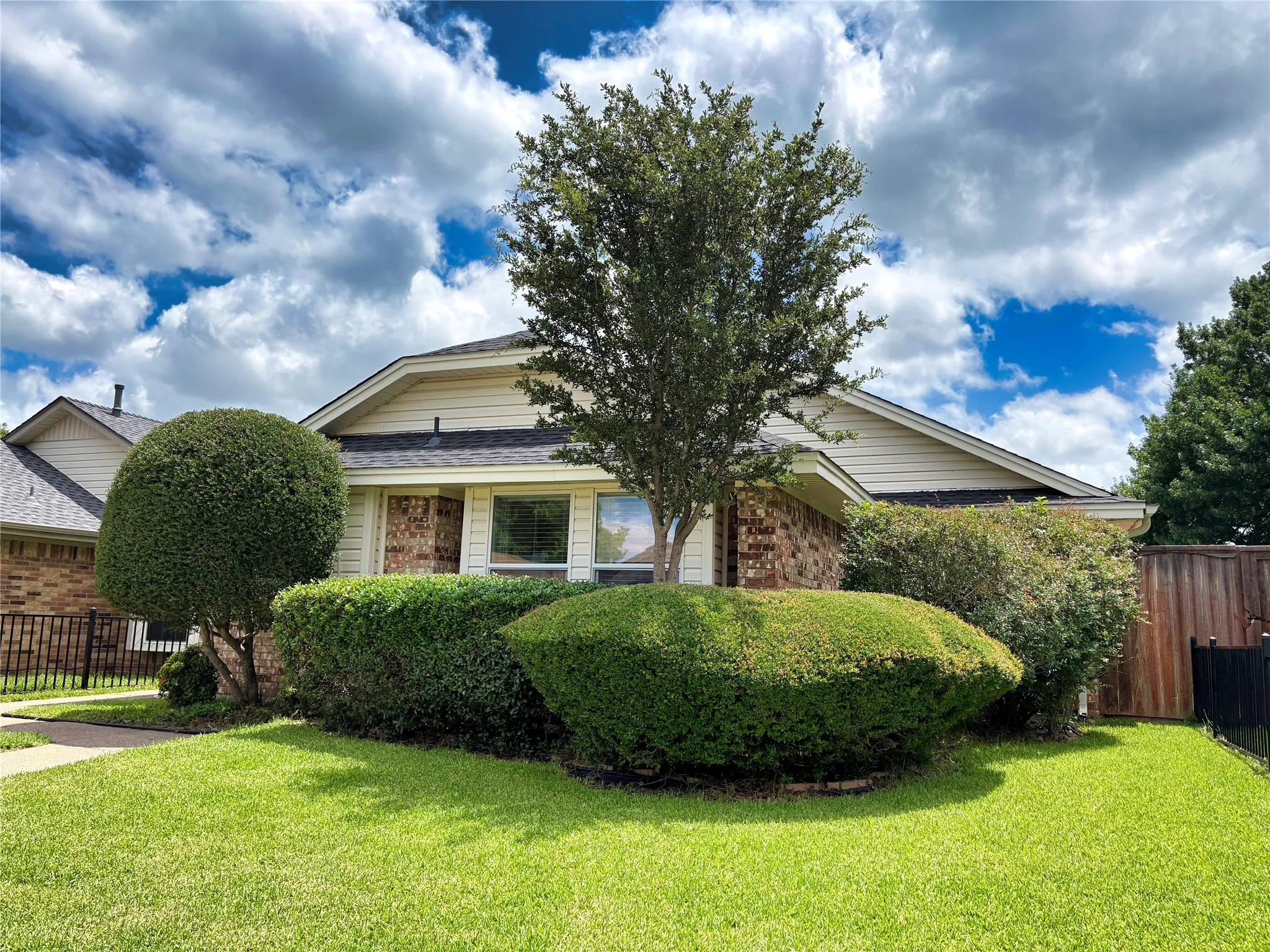 Single Family Residence For Sale in Dallas County , 320 Crooked Lane, Mesquite, Texas 75149, 2 Bedroom, 2 Bathroom, 1 Garage spaces, 1,191 Sqft, built in 1984, mls#21294030, Real Estate Agent in Mesquite, Homes For Sale in Dallas county, Homes For Sale in Mesquite, Realtor in Mesquite Texas, Real Estate Brokerage Independent Realty Texas, Luminita Cordes Realtor