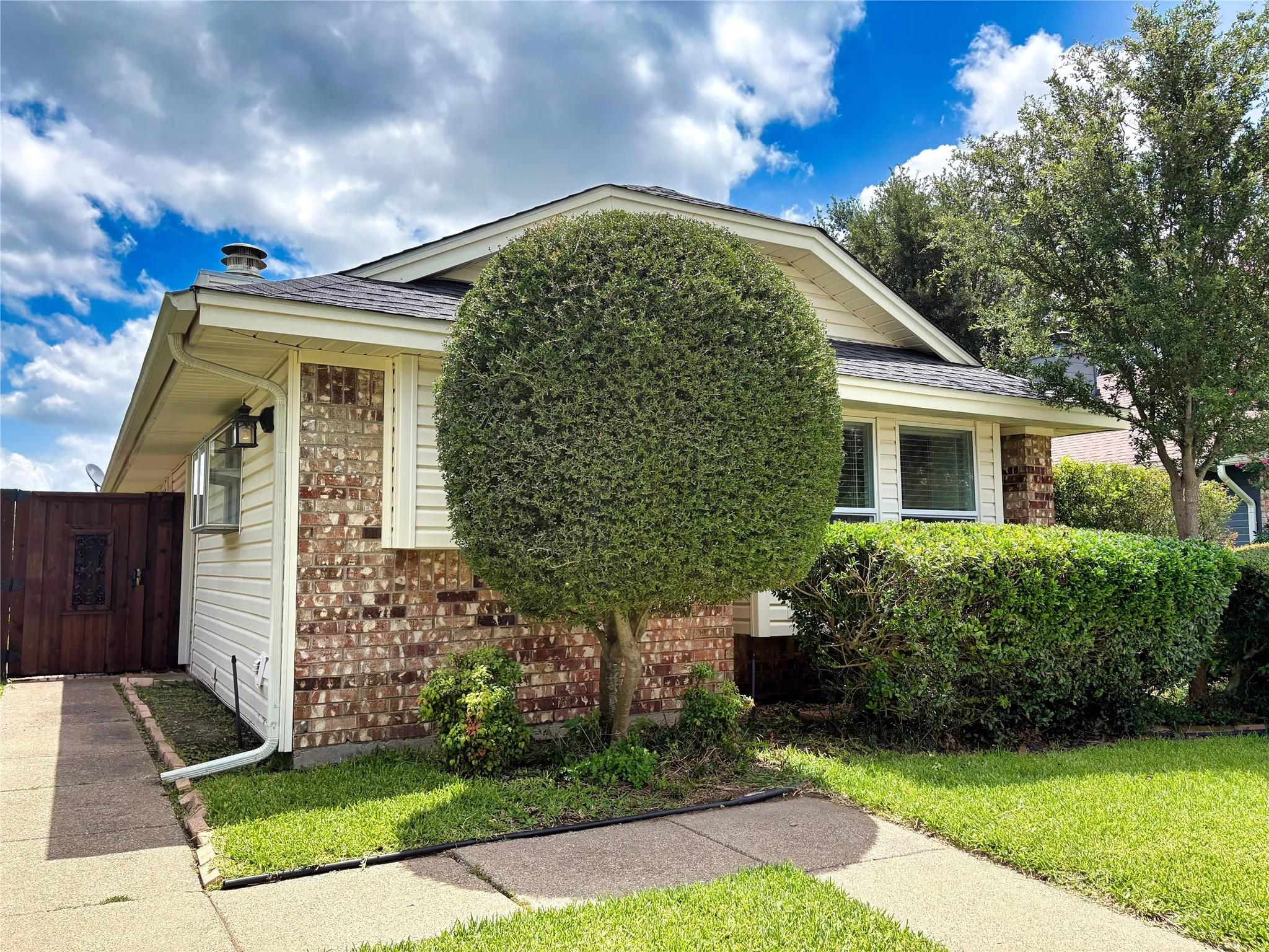 Single Family Residence For Sale in Dallas County , 320 Crooked Lane, Mesquite, Texas 75149, 2 Bedroom, 2 Bathroom, 1 Garage spaces, 1,191 Sqft, built in 1984, mls#21294030, Real Estate Agent in Mesquite, Homes For Sale in Dallas county, Homes For Sale in Mesquite, Realtor in Mesquite Texas, Real Estate Brokerage Independent Realty Texas, Luminita Cordes Realtor