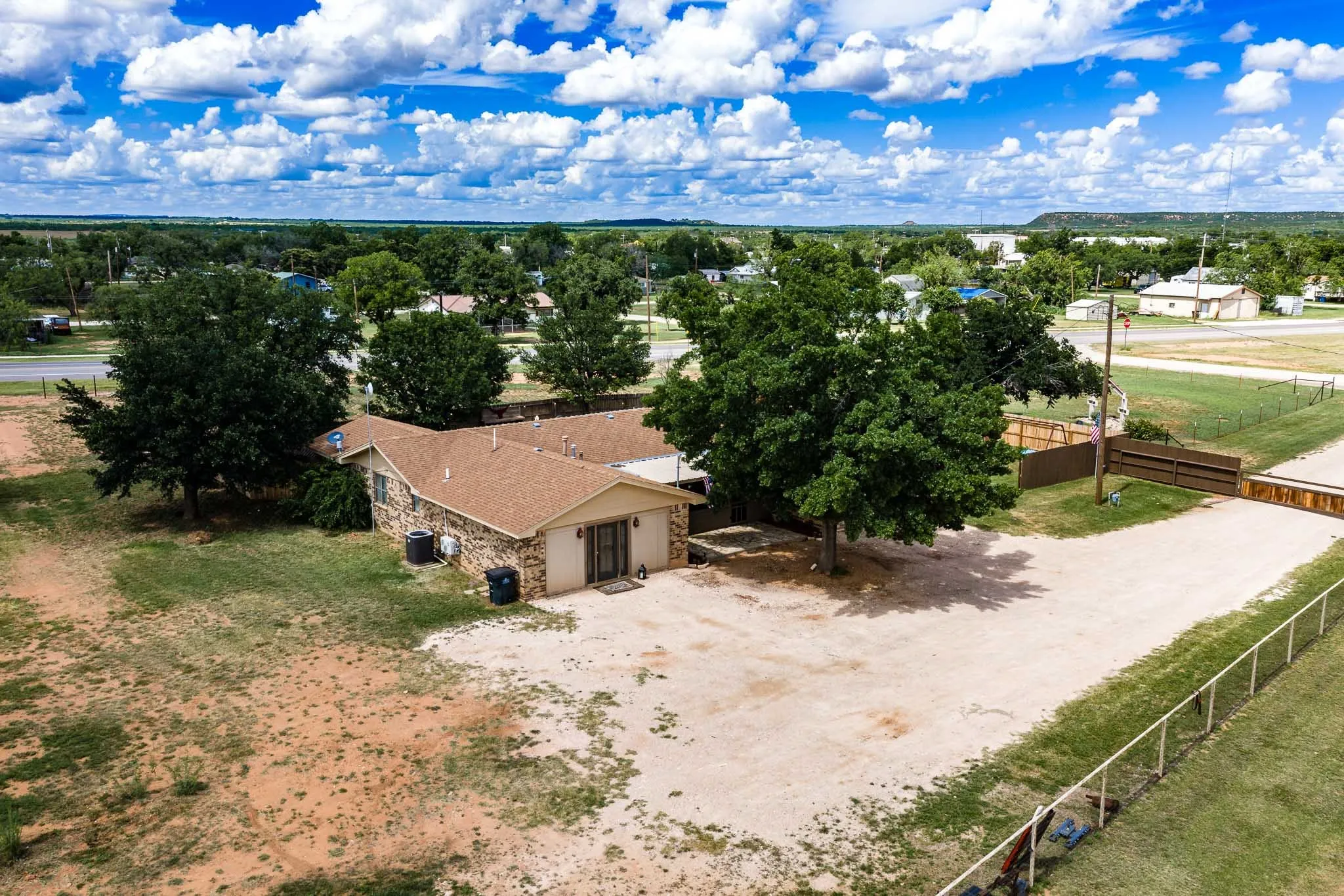 Single Family Residence For Sale in Coke County , 616 W Main Street, Bronte, Texas 76933, 5 Bedroom, 2 Bathroom, Garage spaces, 2,502 Sqft, built in 1983, mls#21303928, Real Estate Agent in Bronte, Homes For Sale in Coke county, Homes For Sale in Bronte, Realtor in Bronte Texas, Real Estate Brokerage Independent Realty Texas, Luminita Cordes Realtor
