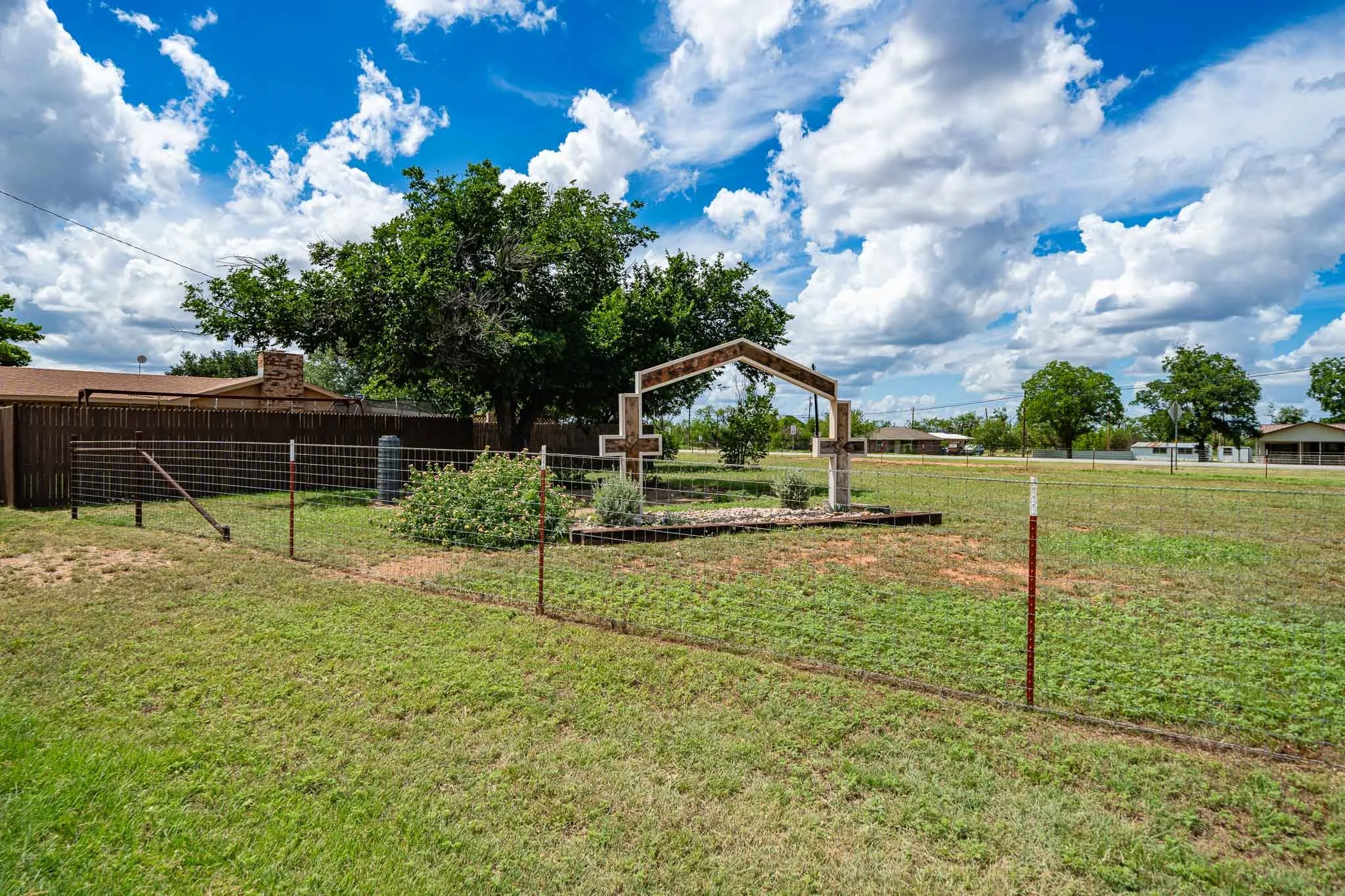 Single Family Residence For Sale in Coke County , 616 W Main Street, Bronte, Texas 76933, 5 Bedroom, 2 Bathroom, Garage spaces, 2,502 Sqft, built in 1983, mls#21303928, Real Estate Agent in Bronte, Homes For Sale in Coke county, Homes For Sale in Bronte, Realtor in Bronte Texas, Real Estate Brokerage Independent Realty Texas, Luminita Cordes Realtor