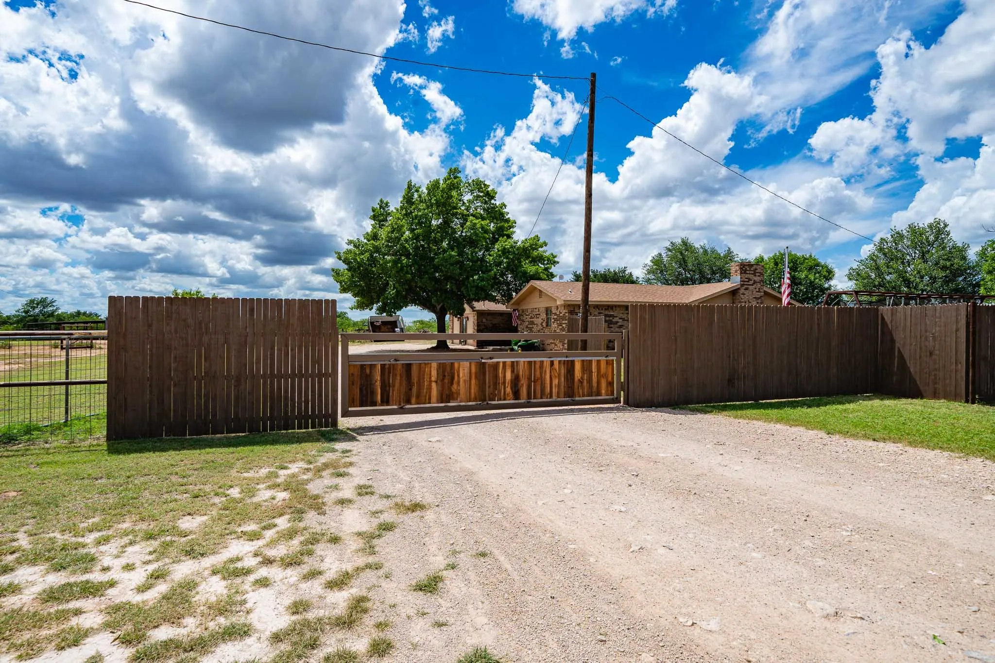 Single Family Residence For Sale in Coke County , 616 W Main Street, Bronte, Texas 76933, 5 Bedroom, 2 Bathroom, Garage spaces, 2,502 Sqft, built in 1983, mls#21303928, Real Estate Agent in Bronte, Homes For Sale in Coke county, Homes For Sale in Bronte, Realtor in Bronte Texas, Real Estate Brokerage Independent Realty Texas, Luminita Cordes Realtor