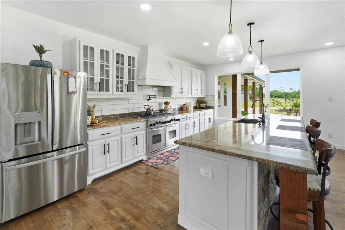 Large Island with Breakfast Bar