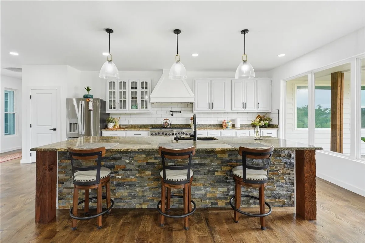 Large Island with Breakfast Bar