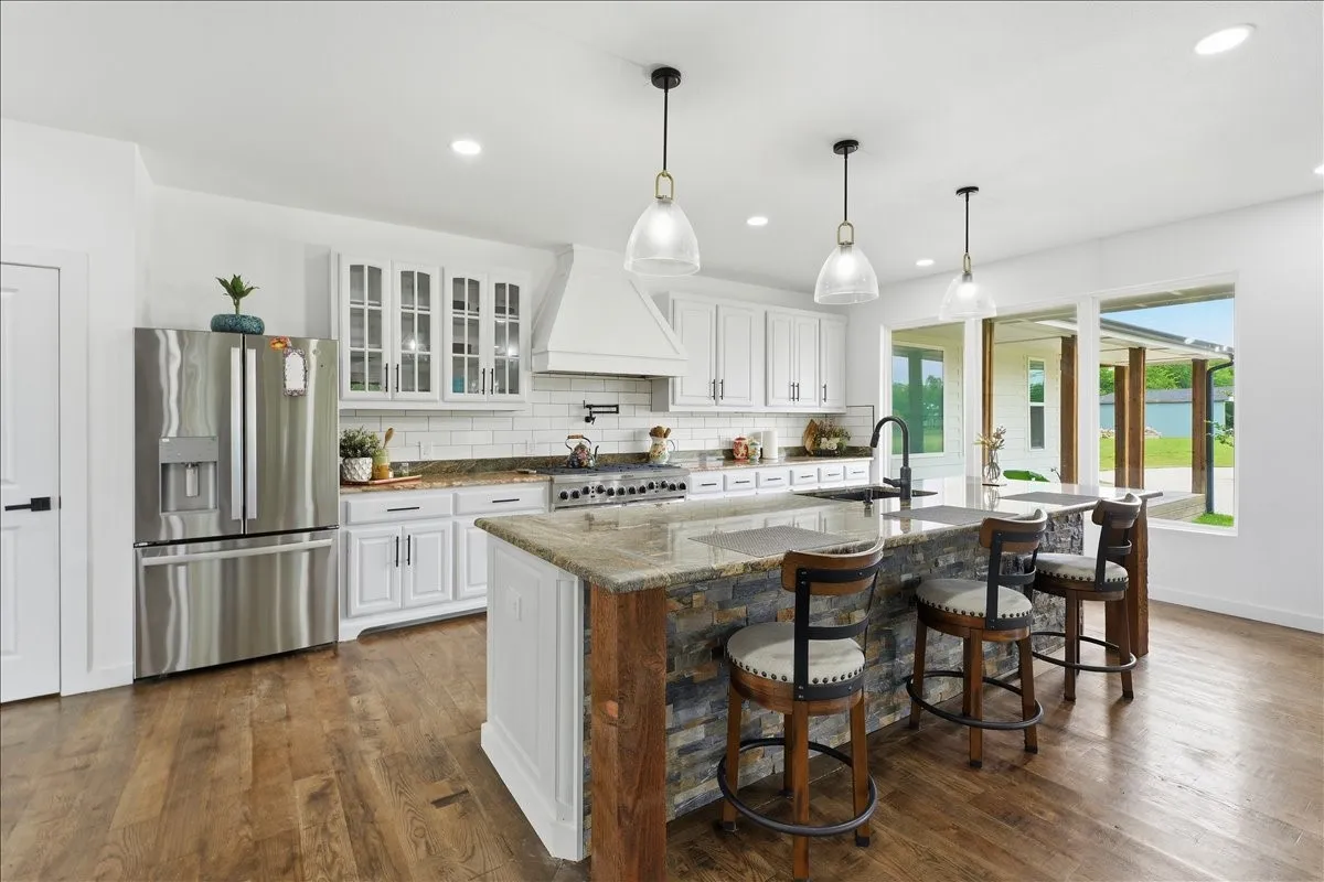 Island Kitchen with Granite and SS