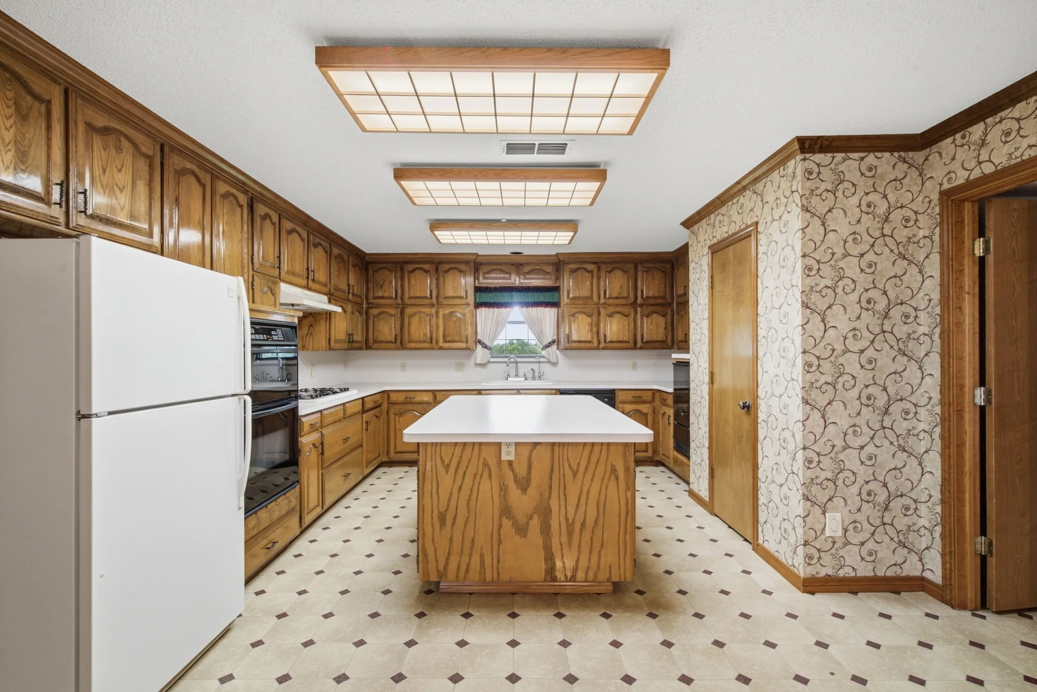 Farm For Sale in Comanche County , 7900 Highway 6, De Leon, Texas 76444, 5 Bedroom, 6 Bathroom, 2 Garage spaces, 4,950 Sqft, built in 1984, mls#21304621, Real Estate Agent in De Leon, Homes For Sale in Comanche county, Homes For Sale in De Leon, Realtor in De Leon Texas, Real Estate Brokerage Independent Realty Texas, Luminita Cordes Realtor