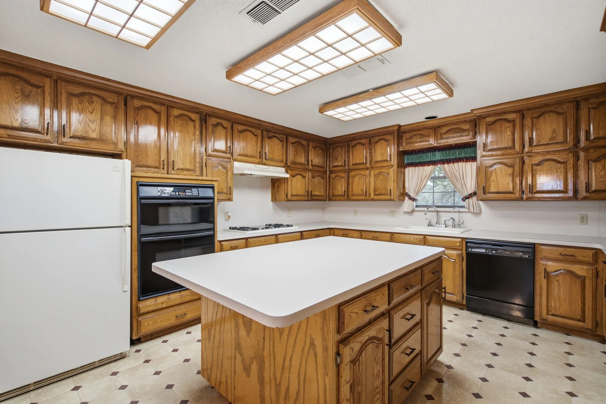 Farm For Sale in Comanche County , 7900 Highway 6, De Leon, Texas 76444, 5 Bedroom, 6 Bathroom, 2 Garage spaces, 4,950 Sqft, built in 1984, mls#21304621, Real Estate Agent in De Leon, Homes For Sale in Comanche county, Homes For Sale in De Leon, Realtor in De Leon Texas, Real Estate Brokerage Independent Realty Texas, Luminita Cordes Realtor