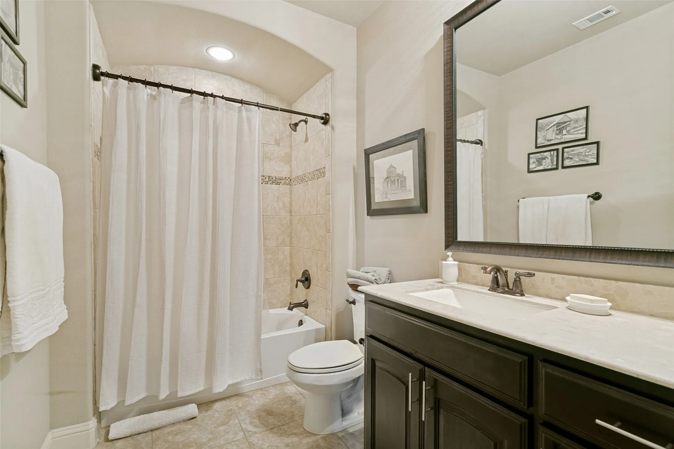 Single Family Residence For Sale in Denton County , 417 Chestnut Lane, Roanoke, Texas 76262, 4 Bedroom, 3 Bathroom, 2 Garage spaces, 2,689 Sqft, built in 2015, mls#21303508, Real Estate Agent in Roanoke, Homes For Sale in Denton county, Homes For Sale in Roanoke, Realtor in Roanoke Texas, Real Estate Brokerage Independent Realty Texas, Luminita Cordes Realtor