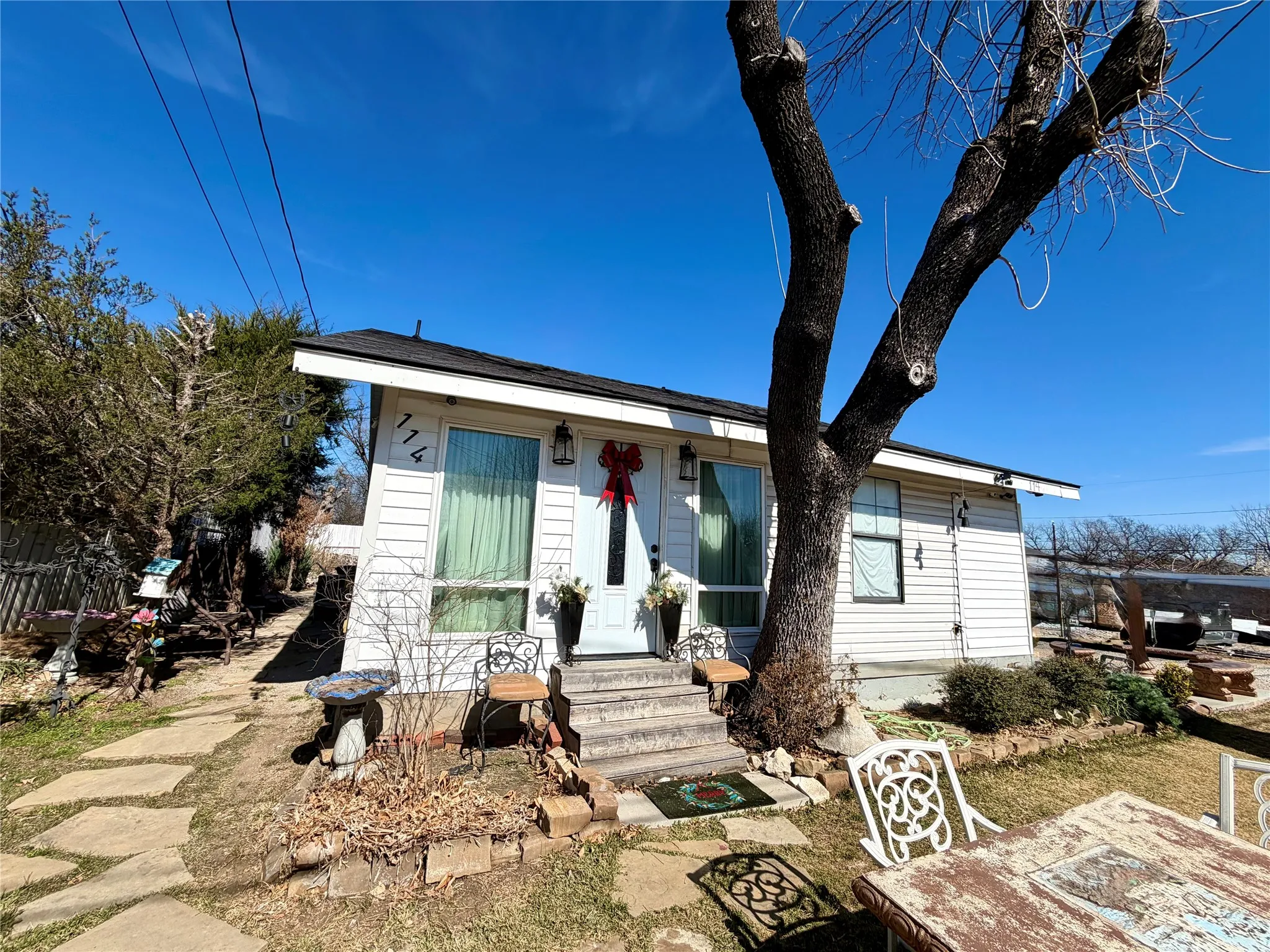 Single Family Residence For Sale in Dallas County , 114 Motley Street, Grand Prairie, Texas 75051, 2 Bedrooms, 1 Bathroom, Garage spaces, 990 Sqft, built in 1940, Price $259,000, mls#21305498, Real Estate Agent in Grand Prairie, Homes For Sale in Dallas county, Homes For Sale in Grand Prairie, Realtor in Grand Prairie Texas, Real Estate Brokerage Independent Realty Texas, Luminita Cordes Realtor