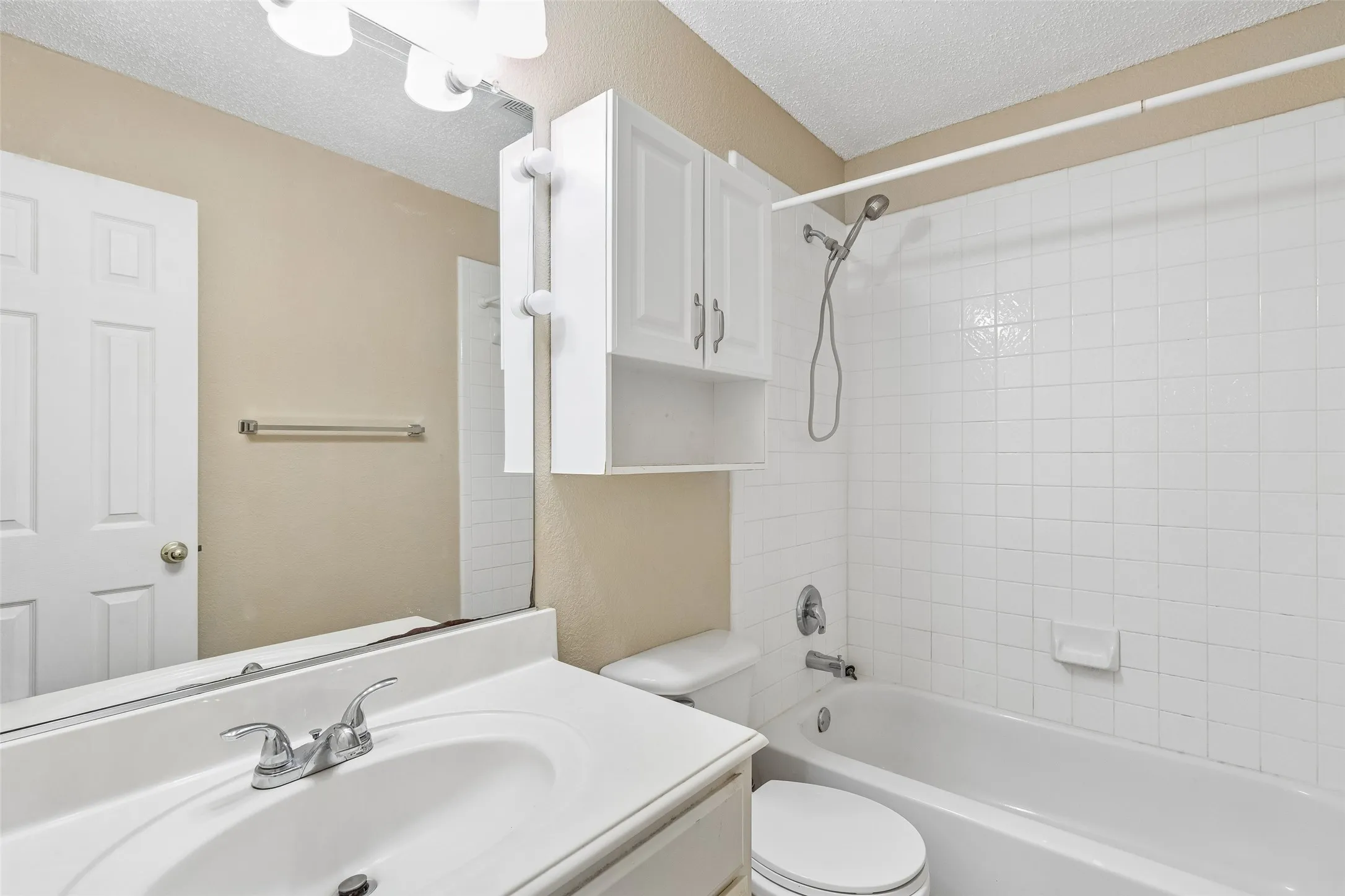 2nd upstairs bath