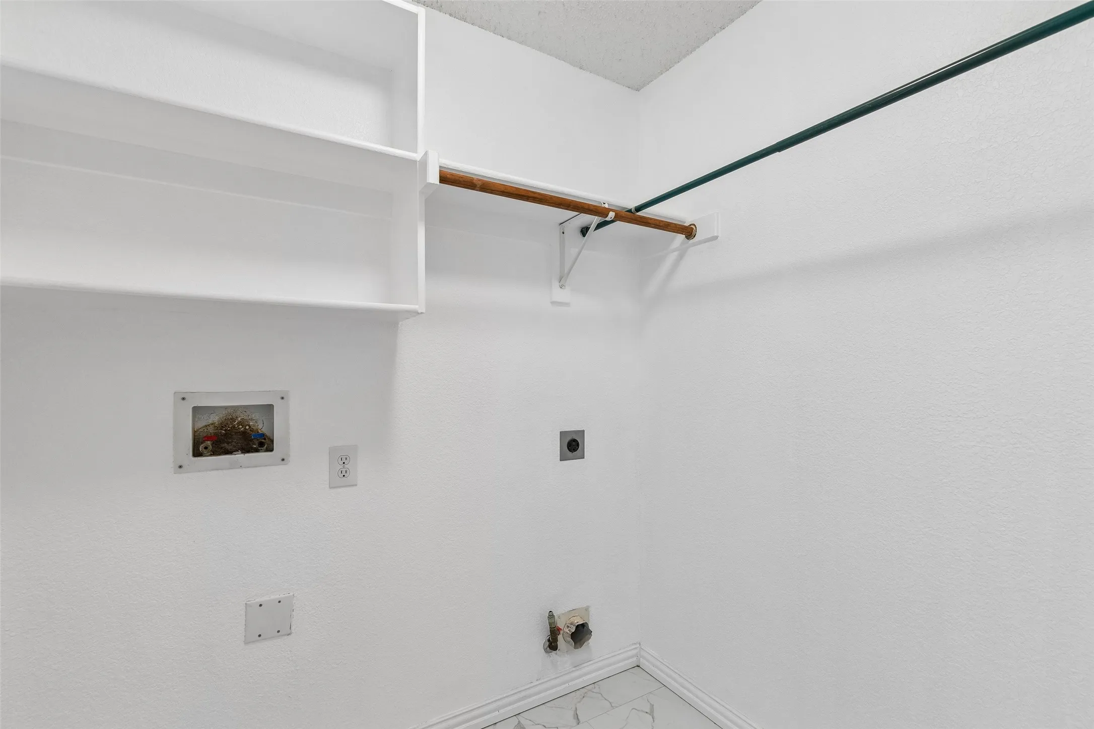 1st floor utility room has gas and electric dryer hookup