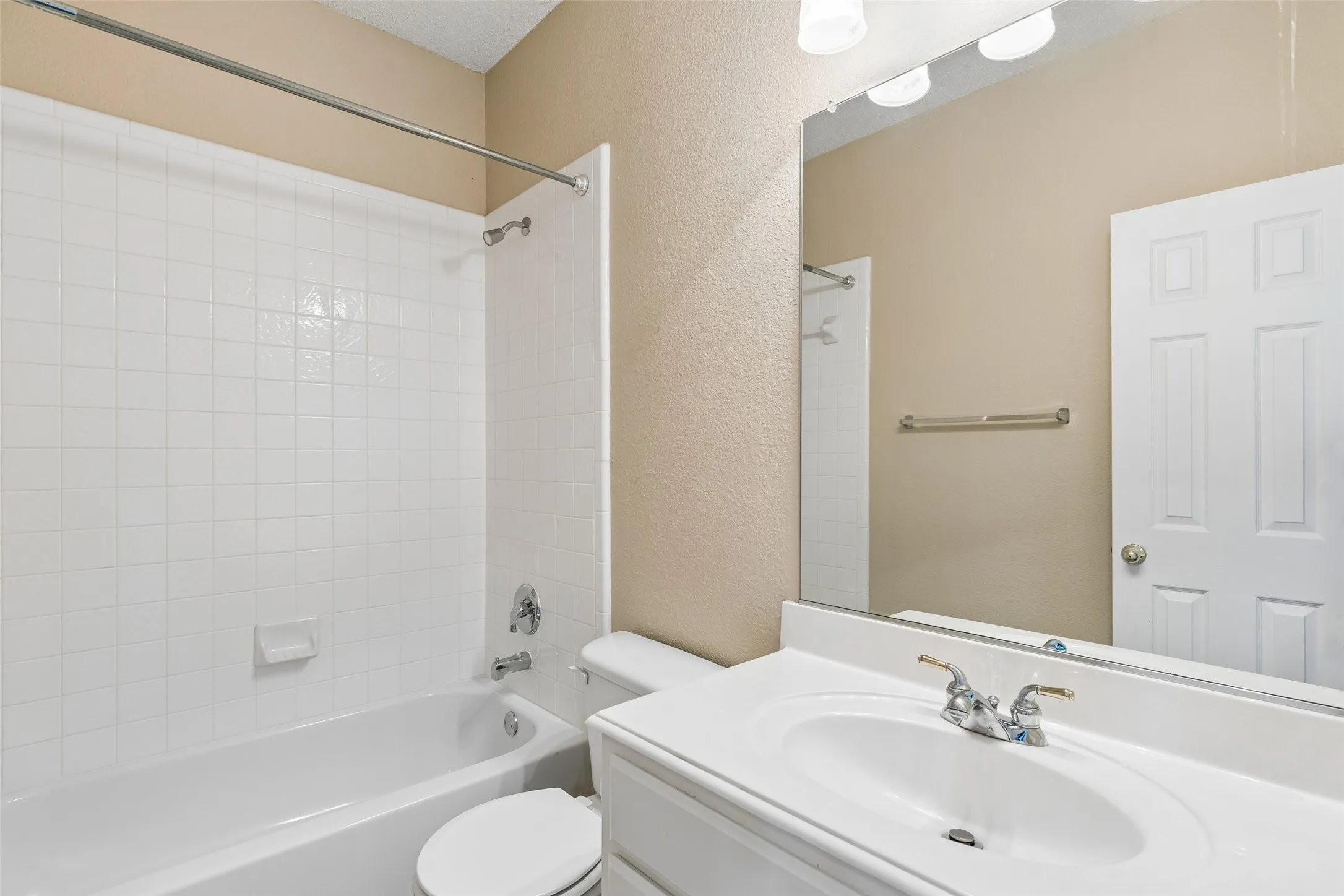 Full bath adjacent to the first floor bedroom.