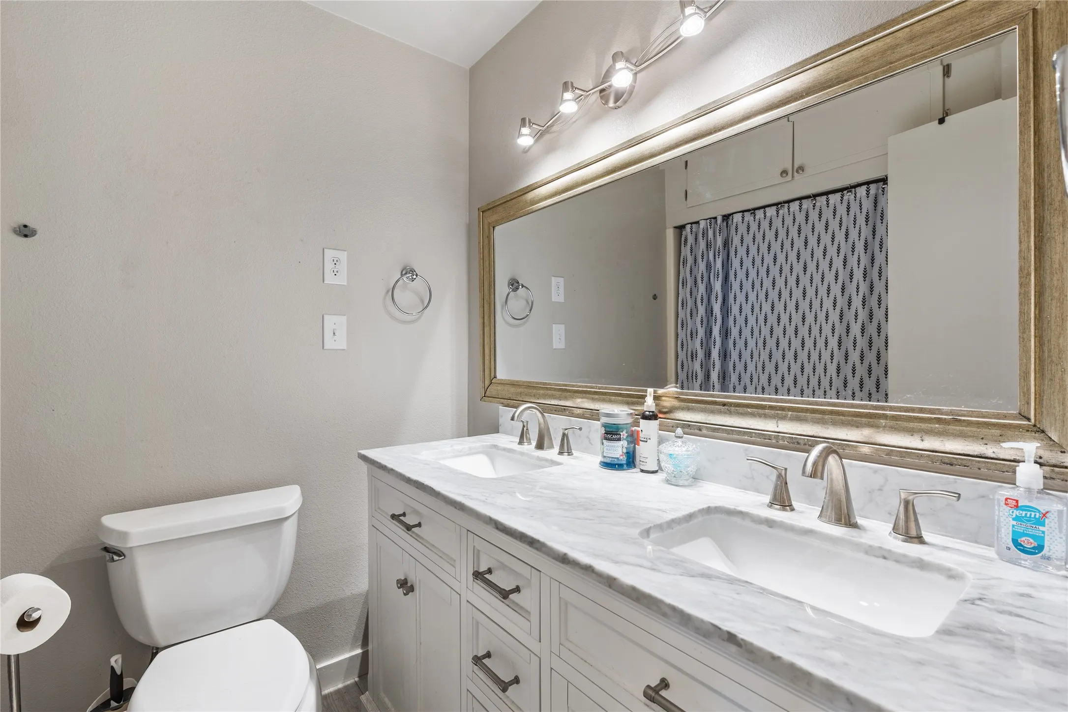 Single Family Residence For Sale in Hood County , 3804 Sandy Beach Drive, Granbury, Texas 76049, 2 Bedroom, 2 Bathroom, 1 Garage spaces, 1,200 Sqft, built in 1980, mls#21305515, Real Estate Agent in Granbury, Homes For Sale in Hood county, Homes For Sale in Granbury, Realtor in Granbury Texas, Real Estate Brokerage Independent Realty Texas, Luminita Cordes Realtor