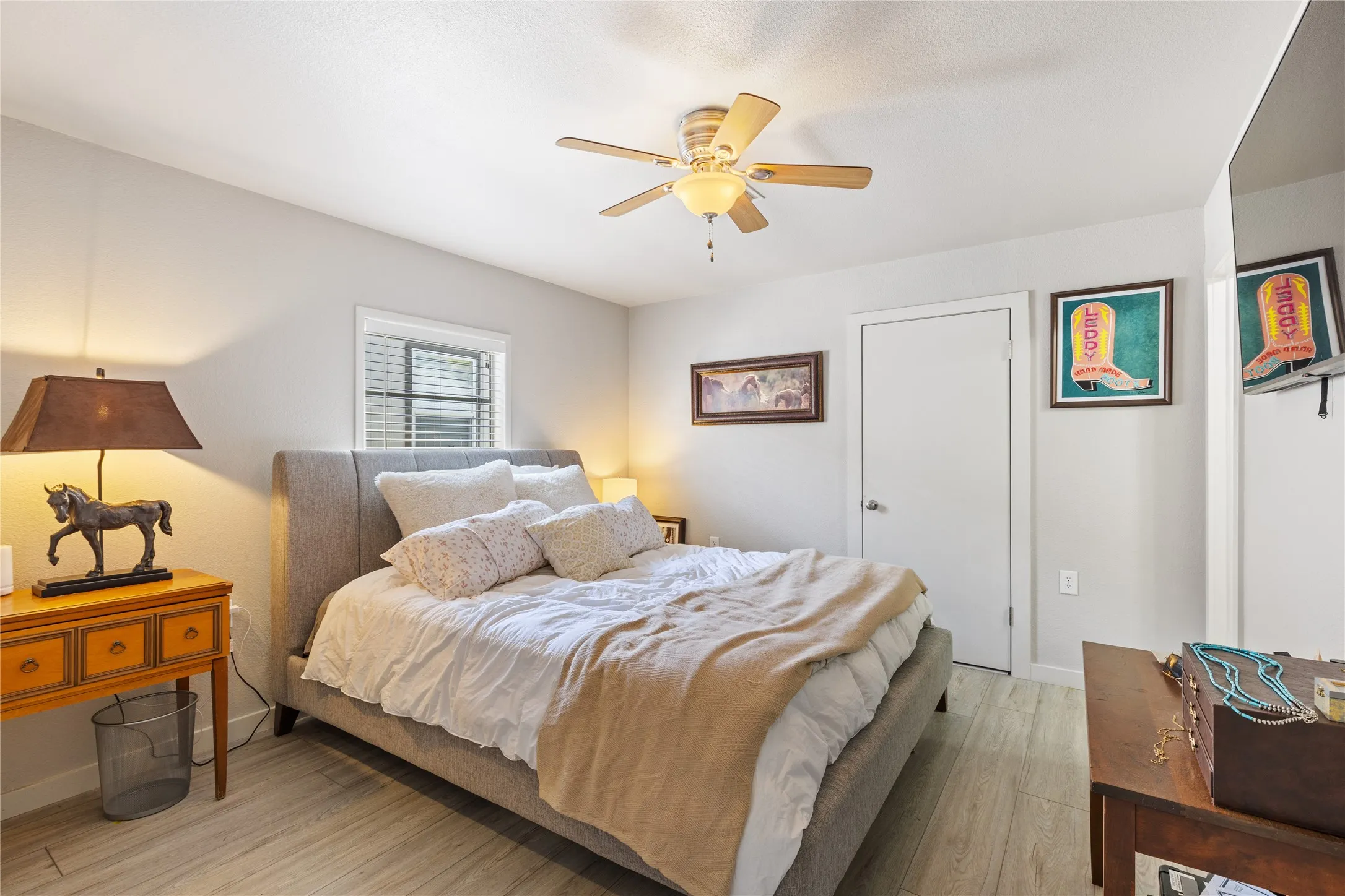 Single Family Residence For Sale in Hood County , 3804 Sandy Beach Drive, Granbury, Texas 76049, 2 Bedroom, 2 Bathroom, 1 Garage spaces, 1,200 Sqft, built in 1980, mls#21305515, Real Estate Agent in Granbury, Homes For Sale in Hood county, Homes For Sale in Granbury, Realtor in Granbury Texas, Real Estate Brokerage Independent Realty Texas, Luminita Cordes Realtor