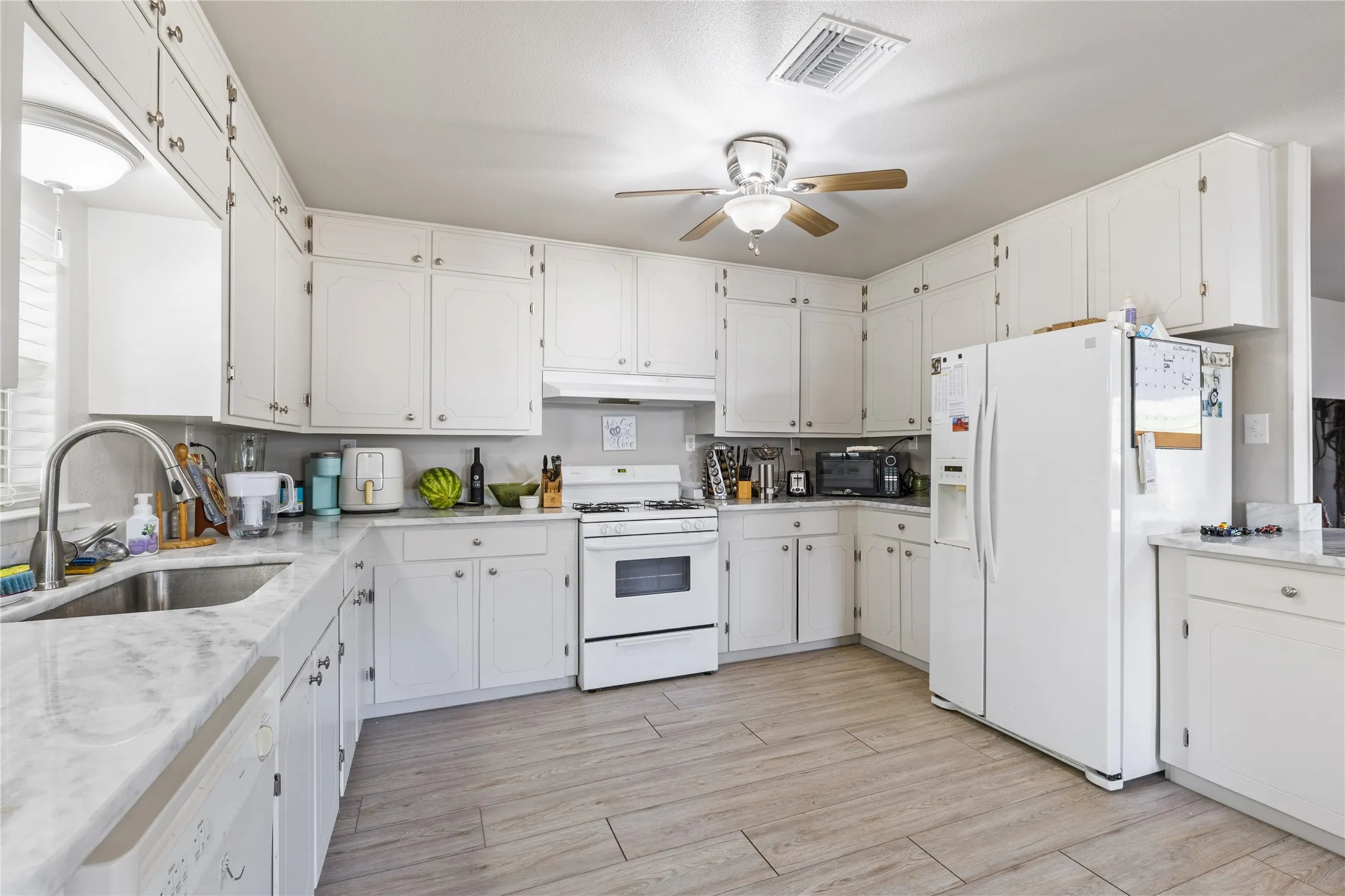 Single Family Residence For Sale in Hood County , 3804 Sandy Beach Drive, Granbury, Texas 76049, 2 Bedroom, 2 Bathroom, 1 Garage spaces, 1,200 Sqft, built in 1980, mls#21305515, Real Estate Agent in Granbury, Homes For Sale in Hood county, Homes For Sale in Granbury, Realtor in Granbury Texas, Real Estate Brokerage Independent Realty Texas, Luminita Cordes Realtor
