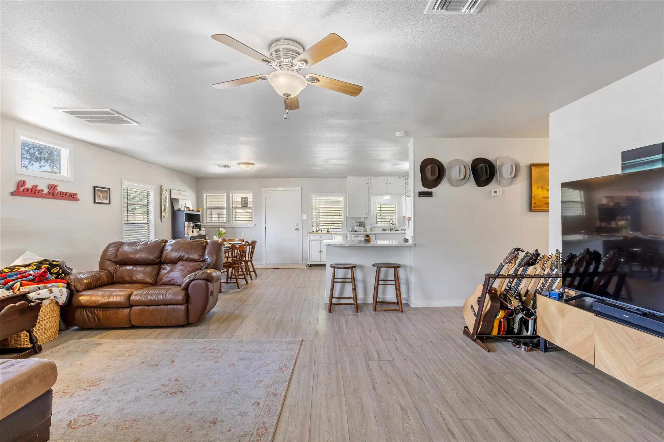 Single Family Residence For Sale in Hood County , 3804 Sandy Beach Drive, Granbury, Texas 76049, 2 Bedroom, 2 Bathroom, 1 Garage spaces, 1,200 Sqft, built in 1980, mls#21305515, Real Estate Agent in Granbury, Homes For Sale in Hood county, Homes For Sale in Granbury, Realtor in Granbury Texas, Real Estate Brokerage Independent Realty Texas, Luminita Cordes Realtor