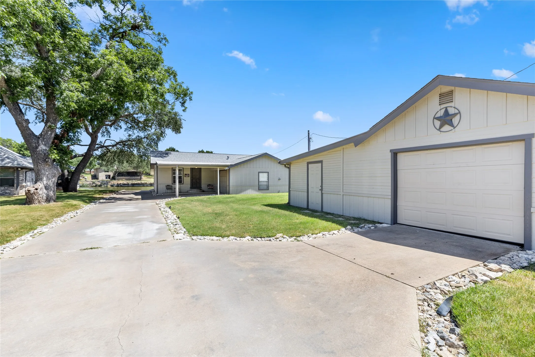Single Family Residence For Sale in Hood County , 3804 Sandy Beach Drive, Granbury, Texas 76049, 2 Bedroom, 2 Bathroom, 1 Garage spaces, 1,200 Sqft, built in 1980, mls#21305515, Real Estate Agent in Granbury, Homes For Sale in Hood county, Homes For Sale in Granbury, Realtor in Granbury Texas, Real Estate Brokerage Independent Realty Texas, Luminita Cordes Realtor