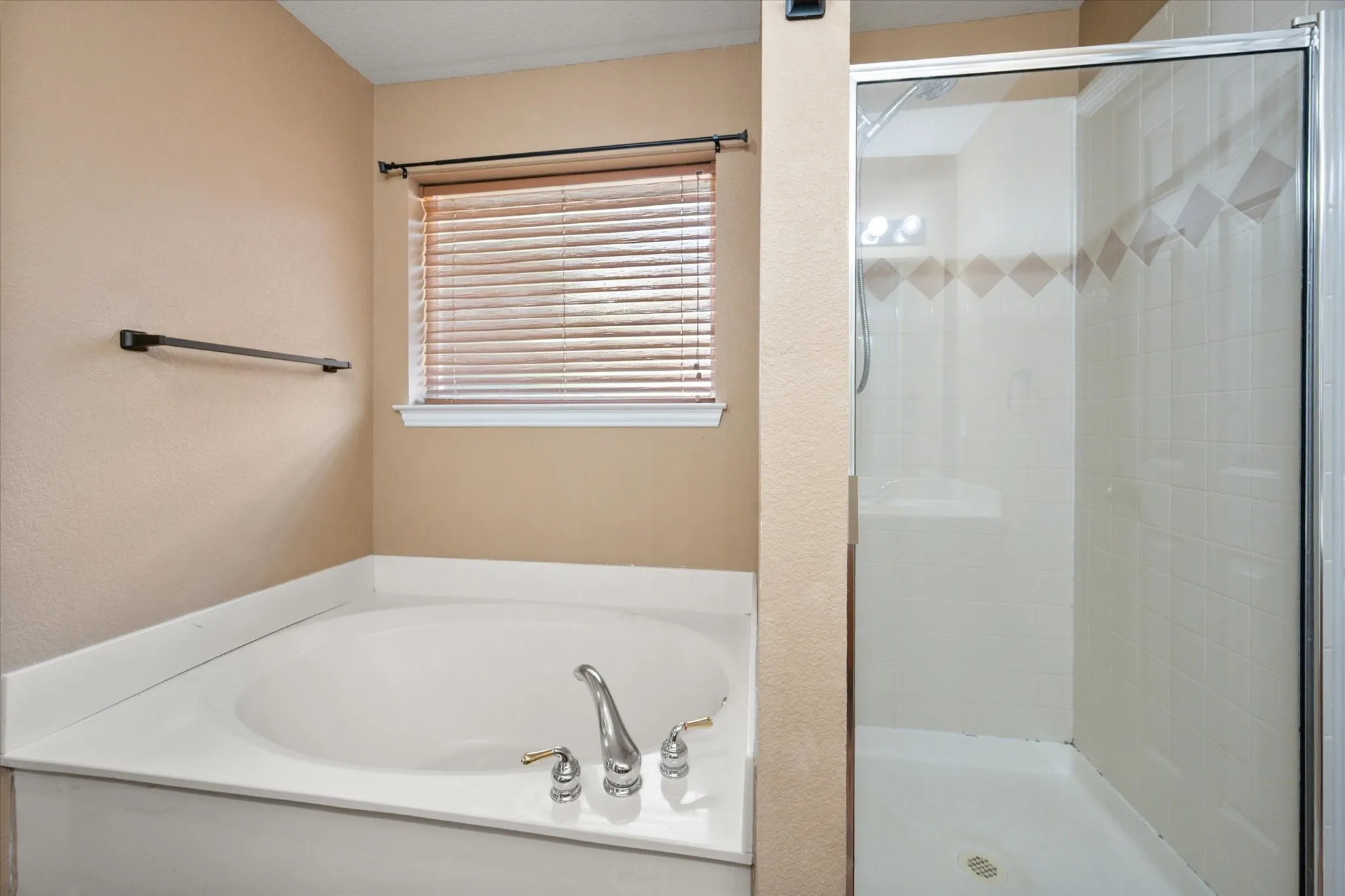 Single Family Residence For Sale in Parker County , 2110 Timber Cove Court, Weatherford, Texas 76087, 4 Bedroom, 2 Bathroom, 2 Garage spaces, 2,004 Sqft, built in 2003, mls#21305550, Real Estate Agent in Weatherford, Homes For Sale in Parker county, Homes For Sale in Weatherford, Realtor in Weatherford Texas, Real Estate Brokerage Independent Realty Texas, Luminita Cordes Realtor