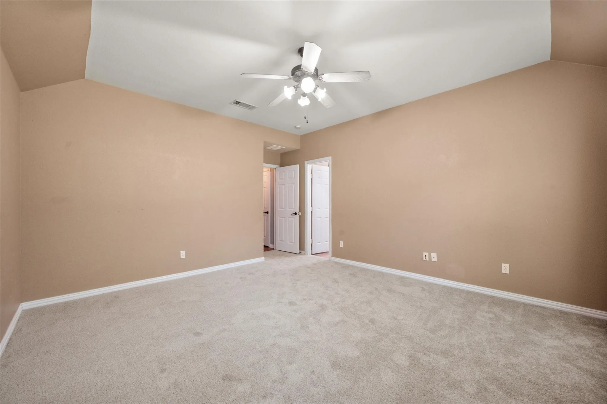 Single Family Residence For Sale in Parker County , 2110 Timber Cove Court, Weatherford, Texas 76087, 4 Bedroom, 2 Bathroom, 2 Garage spaces, 2,004 Sqft, built in 2003, mls#21305550, Real Estate Agent in Weatherford, Homes For Sale in Parker county, Homes For Sale in Weatherford, Realtor in Weatherford Texas, Real Estate Brokerage Independent Realty Texas, Luminita Cordes Realtor