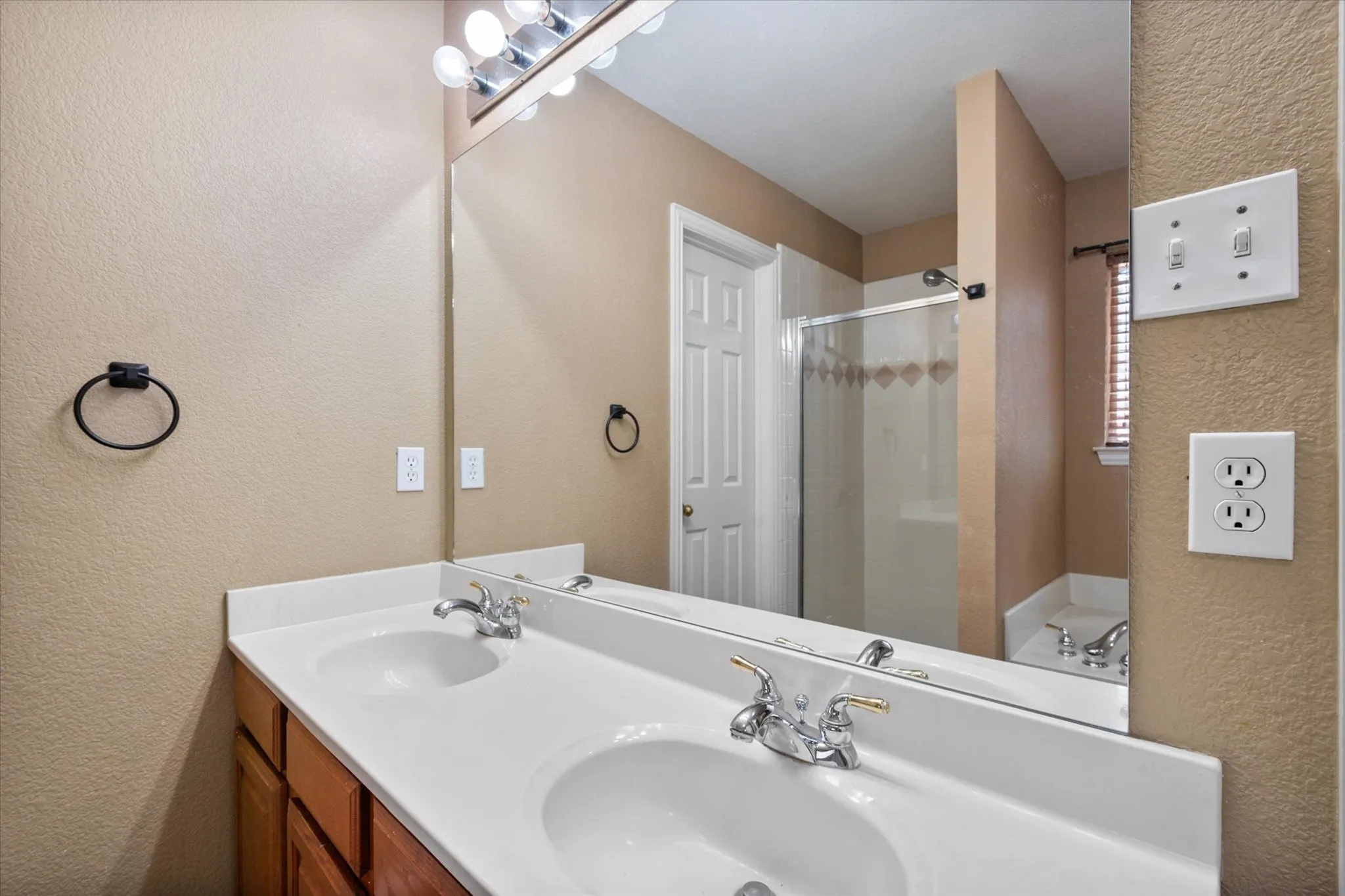 Single Family Residence For Sale in Parker County , 2110 Timber Cove Court, Weatherford, Texas 76087, 4 Bedroom, 2 Bathroom, 2 Garage spaces, 2,004 Sqft, built in 2003, mls#21305550, Real Estate Agent in Weatherford, Homes For Sale in Parker county, Homes For Sale in Weatherford, Realtor in Weatherford Texas, Real Estate Brokerage Independent Realty Texas, Luminita Cordes Realtor