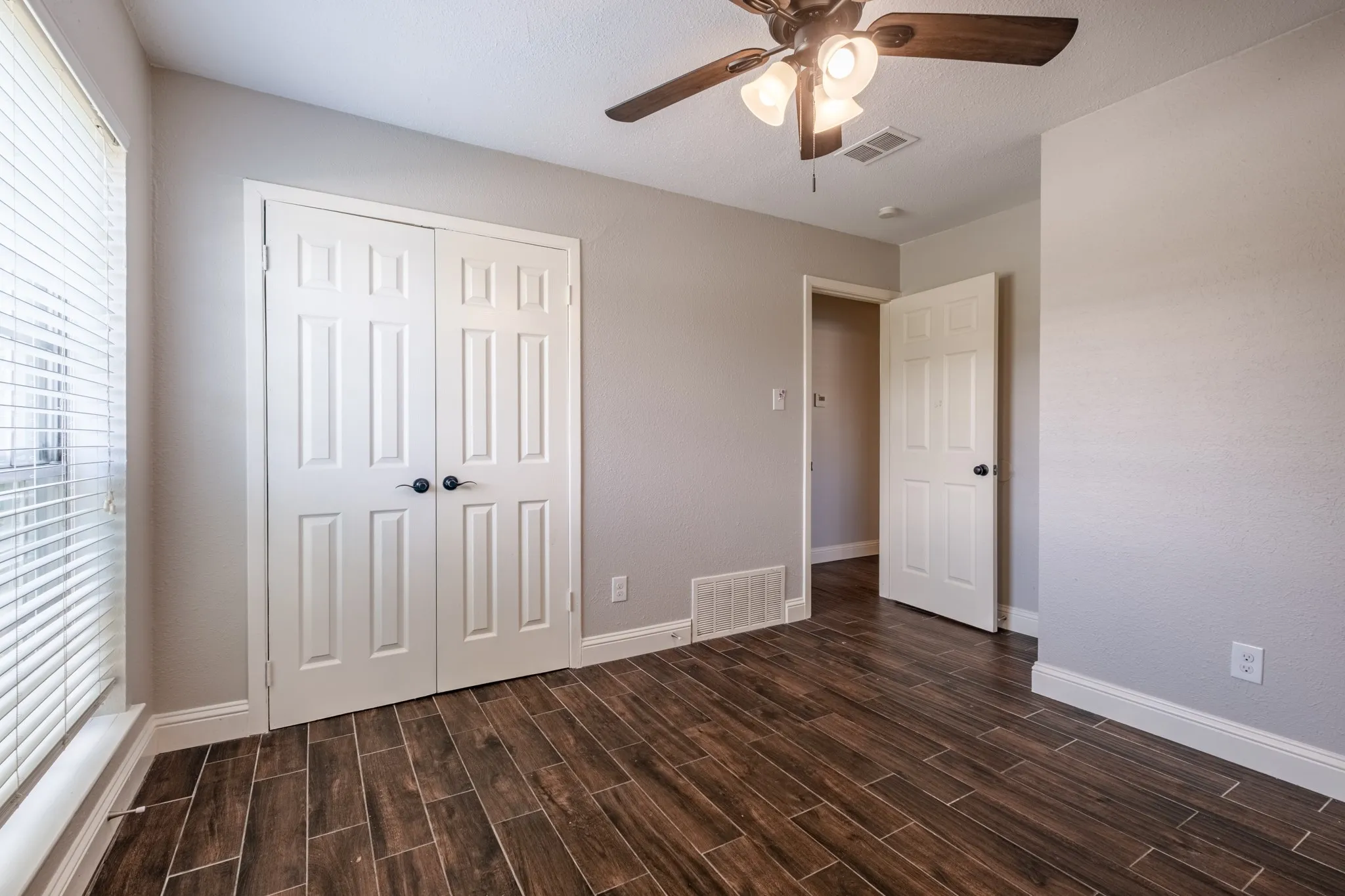 Single Family Residence For Sale in Denton County , 1607 College Parkway, Lewisville, Texas 75077, 4 Bedroom, 4 Bathroom, 2 Garage spaces, 1,645 Sqft, built in 1973, mls#21305547, Real Estate Agent in Lewisville, Homes For Sale in Denton county, Homes For Sale in Lewisville, Realtor in Lewisville Texas, Real Estate Brokerage Independent Realty Texas, Luminita Cordes Realtor