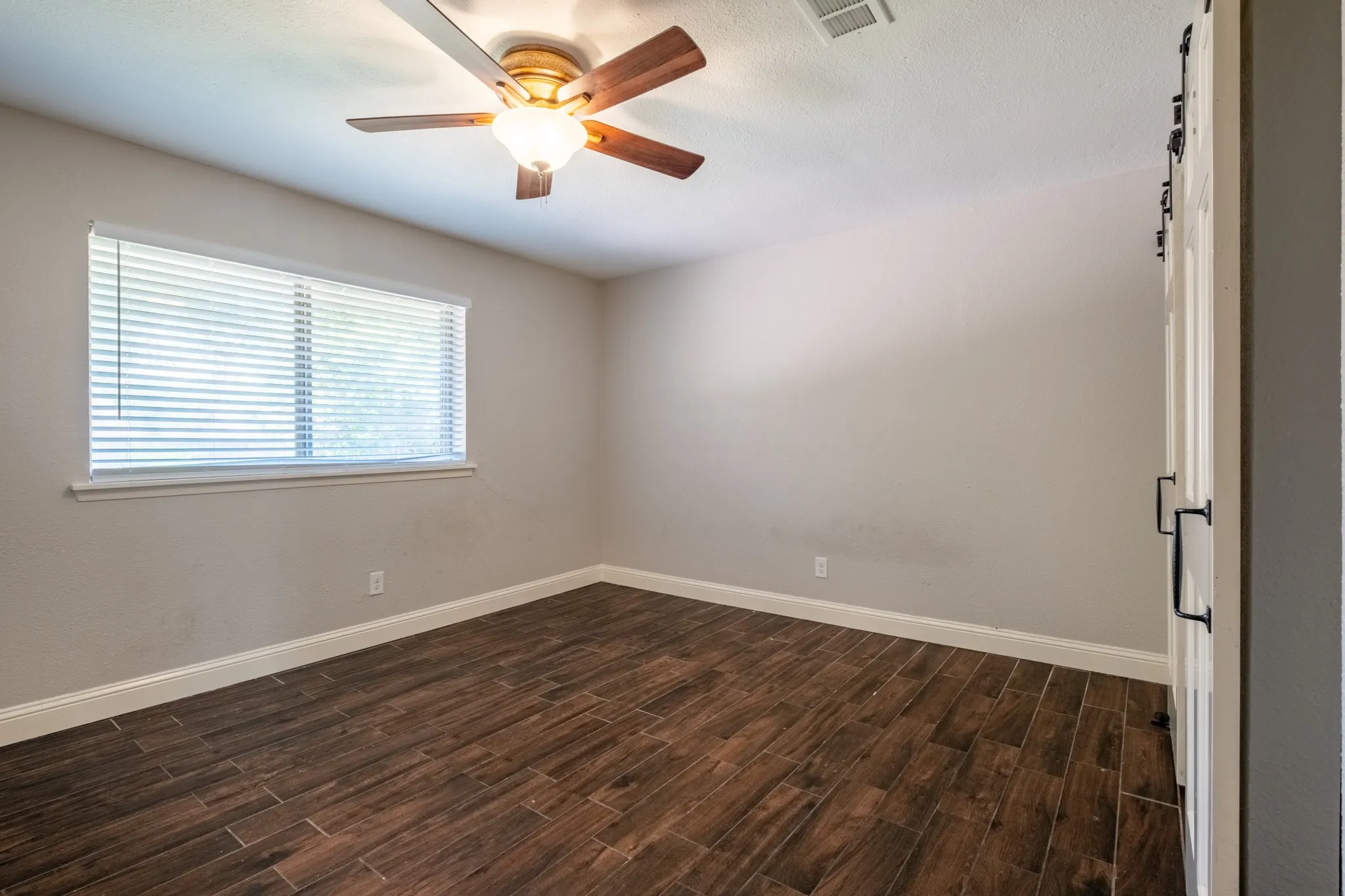 Single Family Residence For Sale in Denton County , 1607 College Parkway, Lewisville, Texas 75077, 4 Bedroom, 4 Bathroom, 2 Garage spaces, 1,645 Sqft, built in 1973, mls#21305547, Real Estate Agent in Lewisville, Homes For Sale in Denton county, Homes For Sale in Lewisville, Realtor in Lewisville Texas, Real Estate Brokerage Independent Realty Texas, Luminita Cordes Realtor