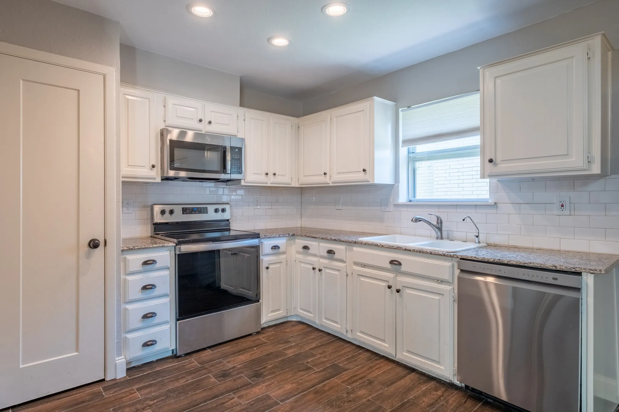 Single Family Residence For Sale in Denton County , 1607 College Parkway, Lewisville, Texas 75077, 4 Bedroom, 4 Bathroom, 2 Garage spaces, 1,645 Sqft, built in 1973, mls#21305547, Real Estate Agent in Lewisville, Homes For Sale in Denton county, Homes For Sale in Lewisville, Realtor in Lewisville Texas, Real Estate Brokerage Independent Realty Texas, Luminita Cordes Realtor