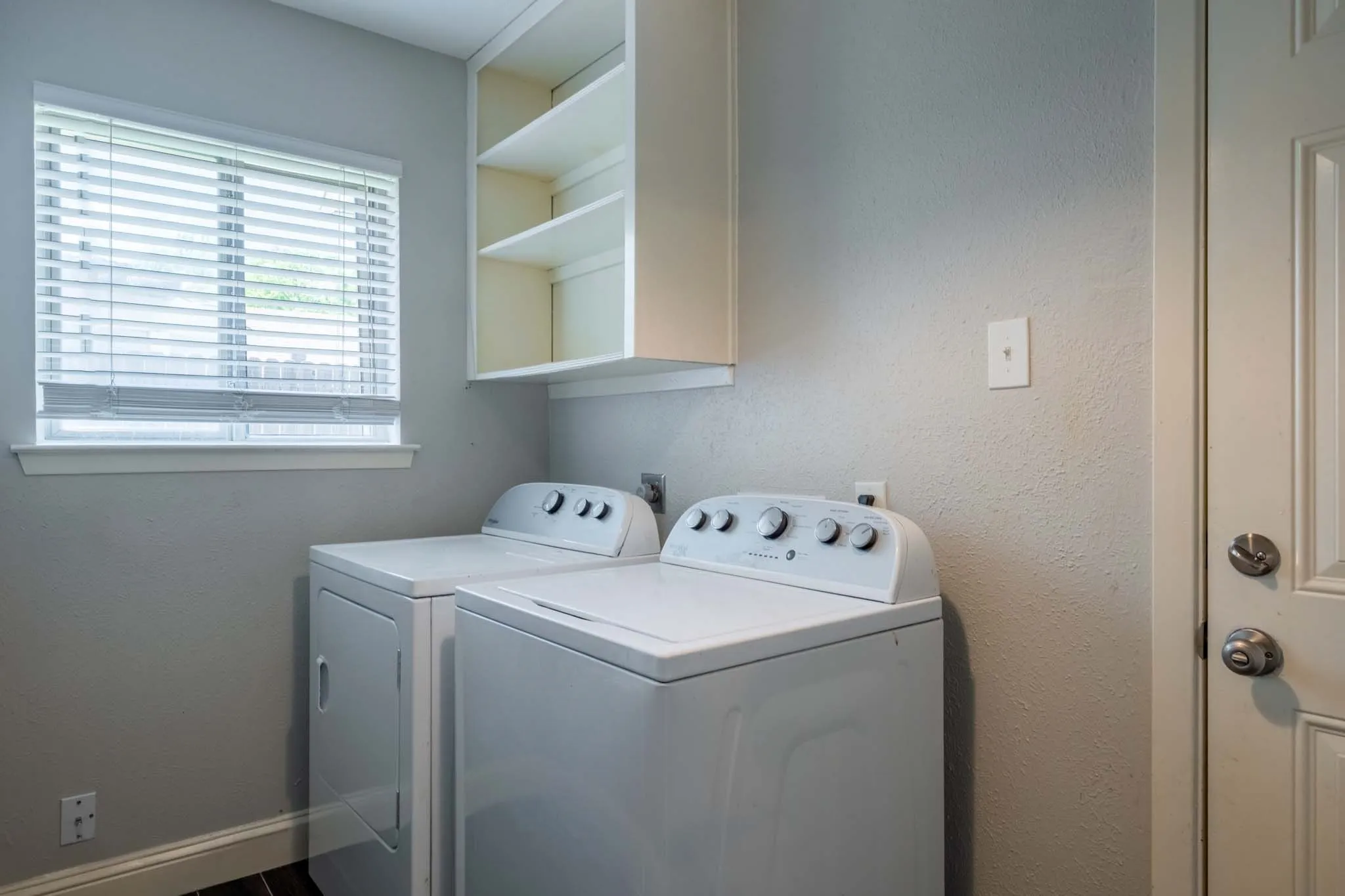 Single Family Residence For Sale in Denton County , 1607 College Parkway, Lewisville, Texas 75077, 4 Bedroom, 4 Bathroom, 2 Garage spaces, 1,645 Sqft, built in 1973, mls#21305547, Real Estate Agent in Lewisville, Homes For Sale in Denton county, Homes For Sale in Lewisville, Realtor in Lewisville Texas, Real Estate Brokerage Independent Realty Texas, Luminita Cordes Realtor