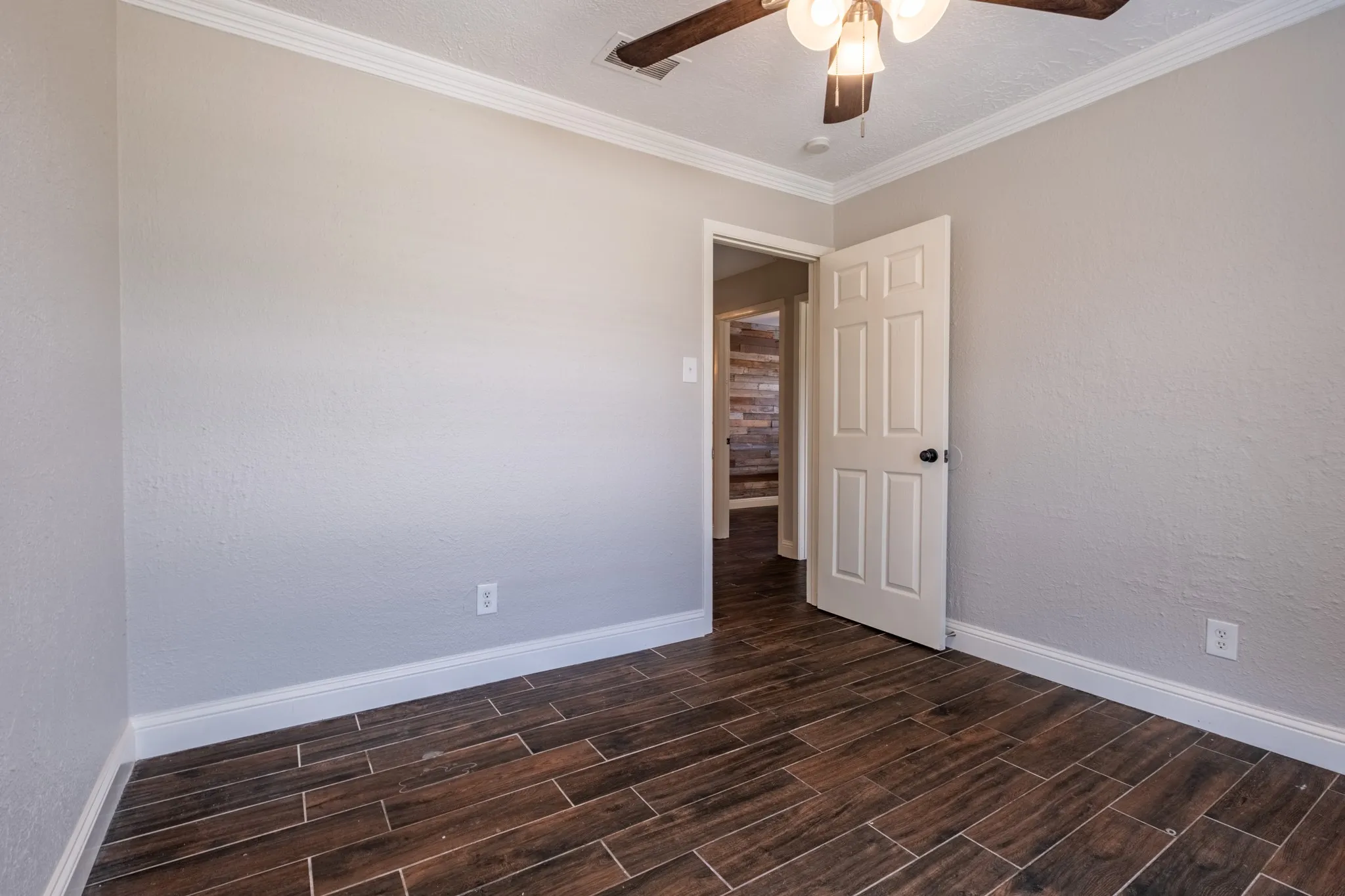 Single Family Residence For Sale in Denton County , 1607 College Parkway, Lewisville, Texas 75077, 4 Bedroom, 4 Bathroom, 2 Garage spaces, 1,645 Sqft, built in 1973, mls#21305547, Real Estate Agent in Lewisville, Homes For Sale in Denton county, Homes For Sale in Lewisville, Realtor in Lewisville Texas, Real Estate Brokerage Independent Realty Texas, Luminita Cordes Realtor