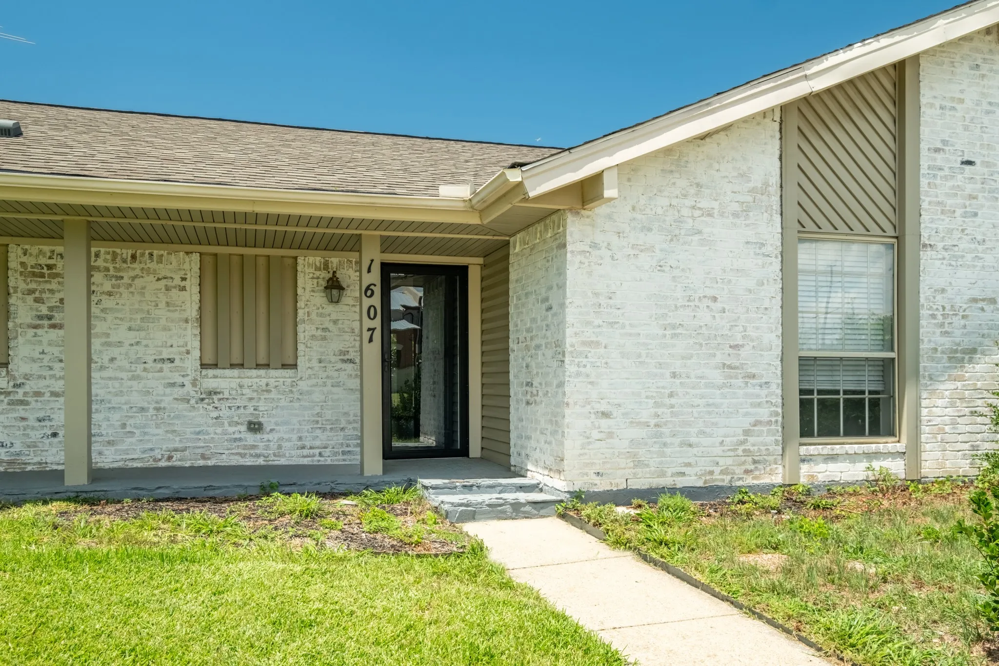 Single Family Residence For Sale in Denton County , 1607 College Parkway, Lewisville, Texas 75077, 4 Bedroom, 4 Bathroom, 2 Garage spaces, 1,645 Sqft, built in 1973, mls#21305547, Real Estate Agent in Lewisville, Homes For Sale in Denton county, Homes For Sale in Lewisville, Realtor in Lewisville Texas, Real Estate Brokerage Independent Realty Texas, Luminita Cordes Realtor