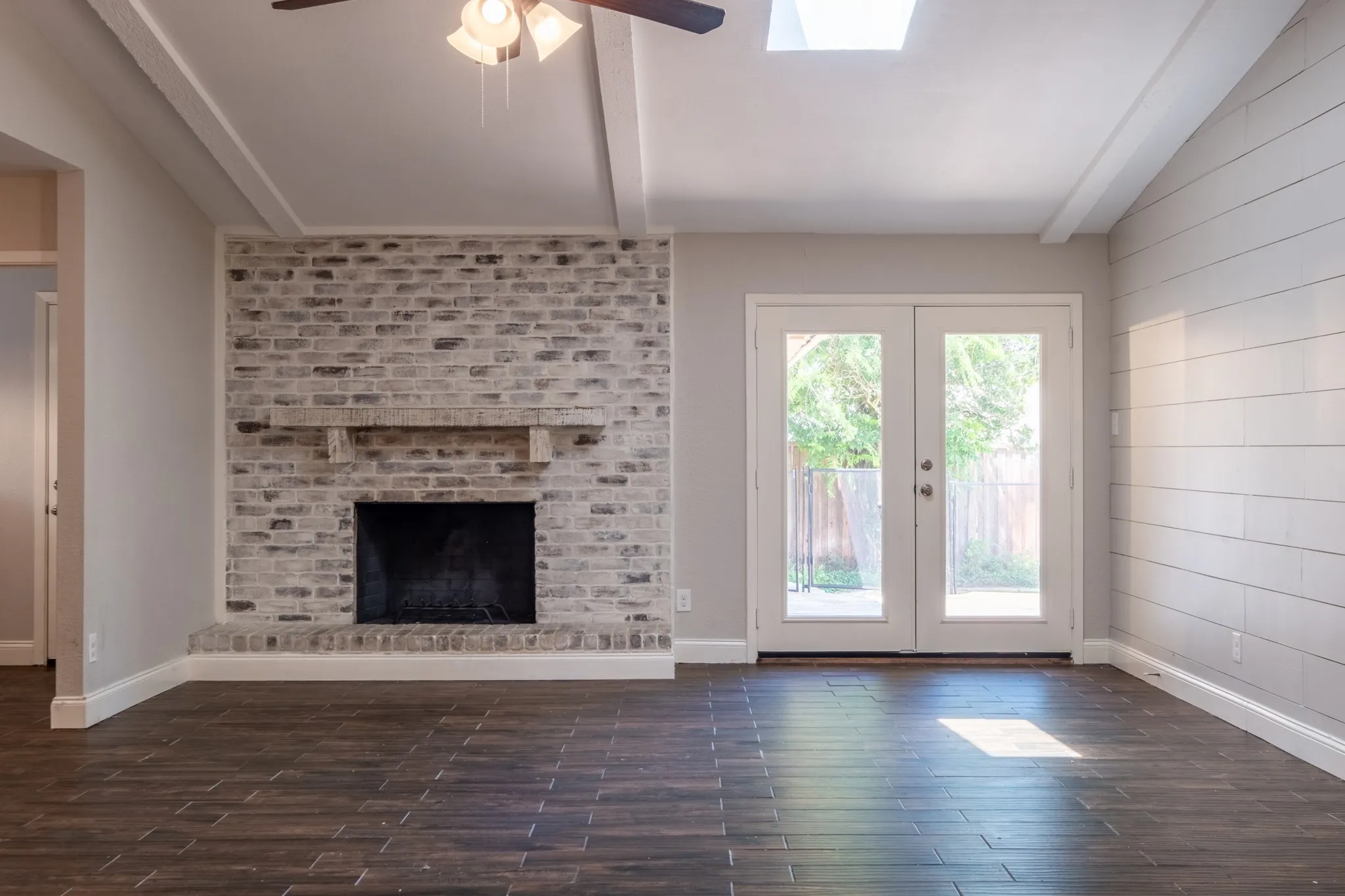 Single Family Residence For Sale in Denton County , 1607 College Parkway, Lewisville, Texas 75077, 4 Bedroom, 4 Bathroom, 2 Garage spaces, 1,645 Sqft, built in 1973, mls#21305547, Real Estate Agent in Lewisville, Homes For Sale in Denton county, Homes For Sale in Lewisville, Realtor in Lewisville Texas, Real Estate Brokerage Independent Realty Texas, Luminita Cordes Realtor