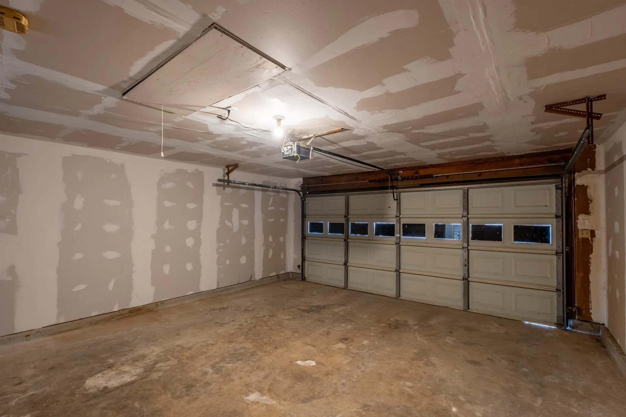 Single Family Residence For Sale in Denton County , 1607 College Parkway, Lewisville, Texas 75077, 4 Bedroom, 4 Bathroom, 2 Garage spaces, 1,645 Sqft, built in 1973, mls#21305547, Real Estate Agent in Lewisville, Homes For Sale in Denton county, Homes For Sale in Lewisville, Realtor in Lewisville Texas, Real Estate Brokerage Independent Realty Texas, Luminita Cordes Realtor