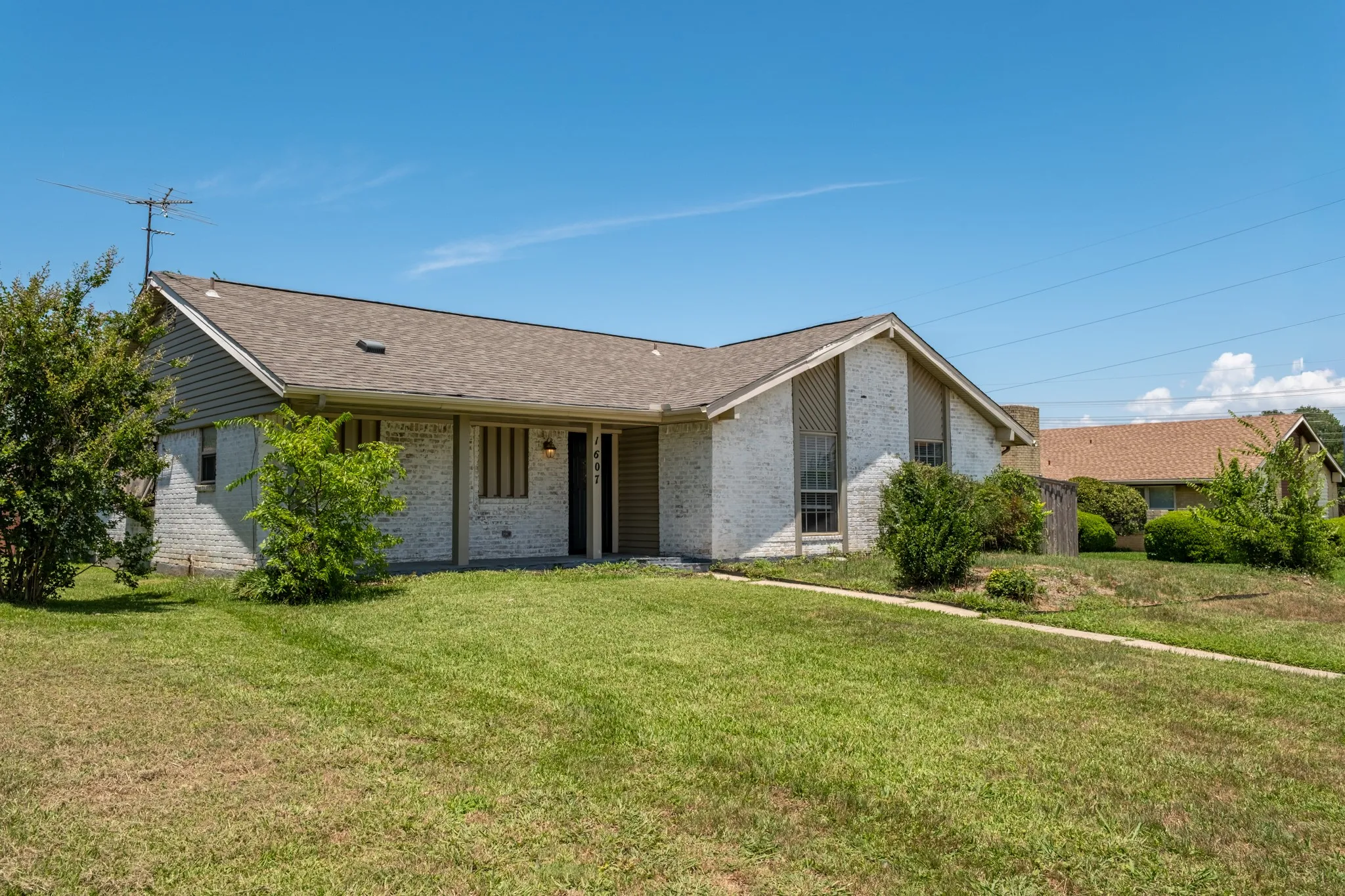 Single Family Residence For Sale in Denton County , 1607 College Parkway, Lewisville, Texas 75077, 4 Bedroom, 4 Bathroom, 2 Garage spaces, 1,645 Sqft, built in 1973, mls#21305547, Real Estate Agent in Lewisville, Homes For Sale in Denton county, Homes For Sale in Lewisville, Realtor in Lewisville Texas, Real Estate Brokerage Independent Realty Texas, Luminita Cordes Realtor