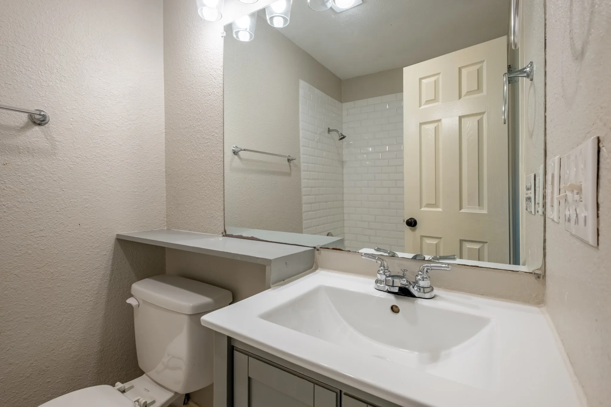 Single Family Residence For Sale in Denton County , 1607 College Parkway, Lewisville, Texas 75077, 4 Bedroom, 4 Bathroom, 2 Garage spaces, 1,645 Sqft, built in 1973, mls#21305547, Real Estate Agent in Lewisville, Homes For Sale in Denton county, Homes For Sale in Lewisville, Realtor in Lewisville Texas, Real Estate Brokerage Independent Realty Texas, Luminita Cordes Realtor