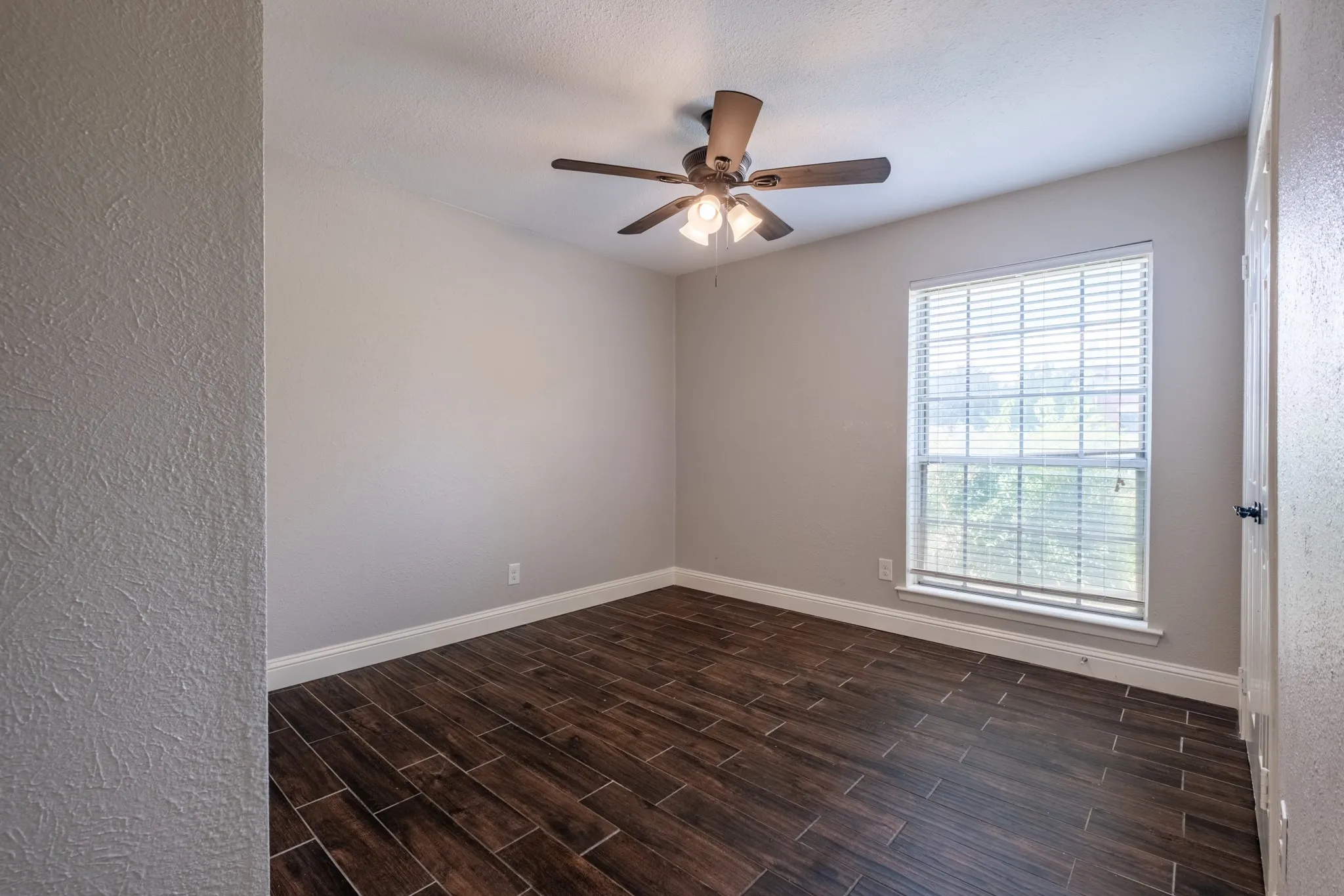 Single Family Residence For Sale in Denton County , 1607 College Parkway, Lewisville, Texas 75077, 4 Bedroom, 4 Bathroom, 2 Garage spaces, 1,645 Sqft, built in 1973, mls#21305547, Real Estate Agent in Lewisville, Homes For Sale in Denton county, Homes For Sale in Lewisville, Realtor in Lewisville Texas, Real Estate Brokerage Independent Realty Texas, Luminita Cordes Realtor