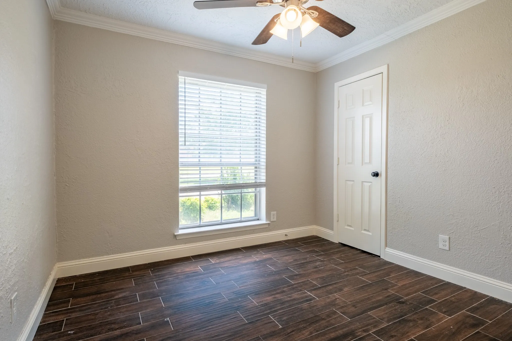 Single Family Residence For Sale in Denton County , 1607 College Parkway, Lewisville, Texas 75077, 4 Bedroom, 4 Bathroom, 2 Garage spaces, 1,645 Sqft, built in 1973, mls#21305547, Real Estate Agent in Lewisville, Homes For Sale in Denton county, Homes For Sale in Lewisville, Realtor in Lewisville Texas, Real Estate Brokerage Independent Realty Texas, Luminita Cordes Realtor