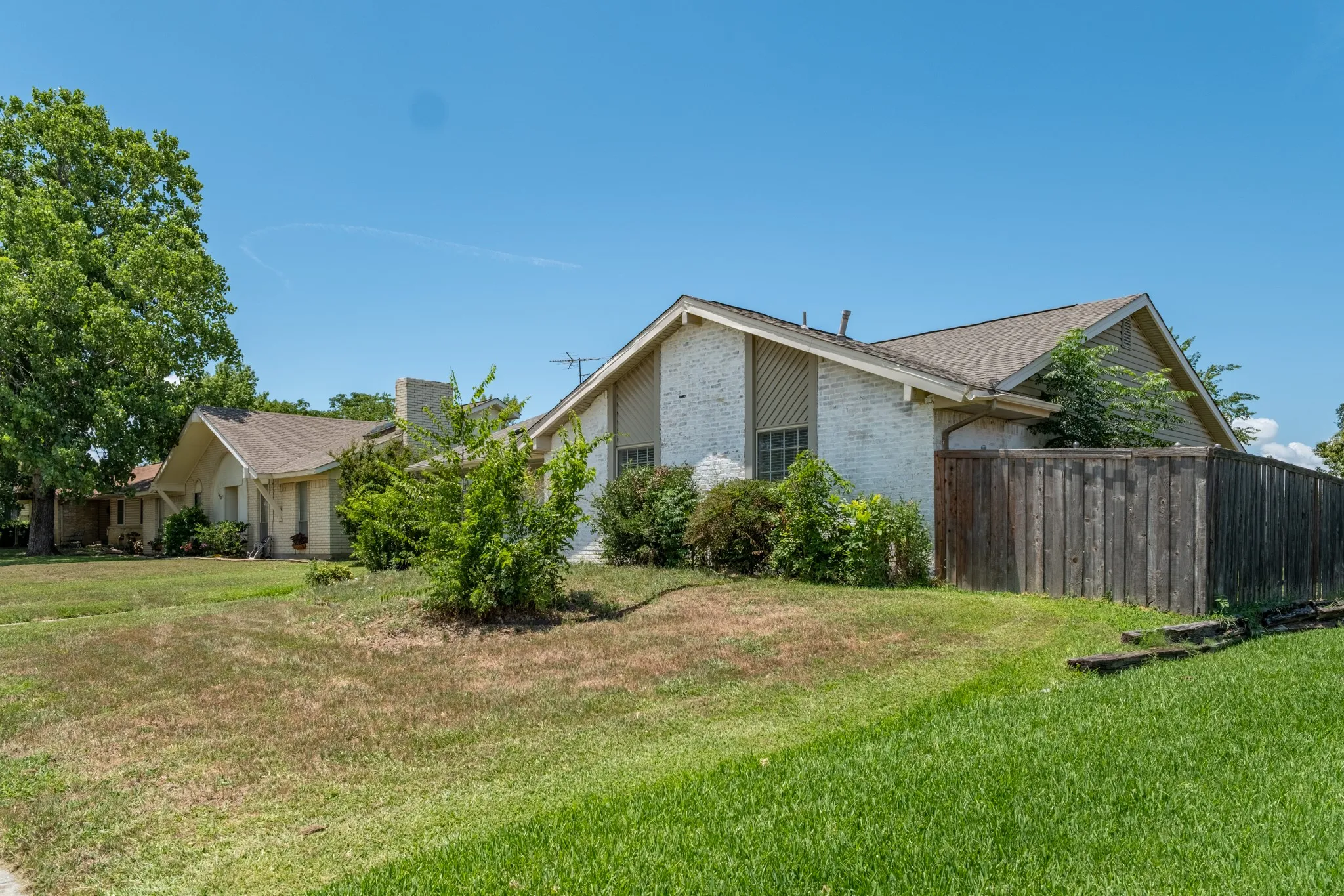 Single Family Residence For Sale in Denton County , 1607 College Parkway, Lewisville, Texas 75077, 4 Bedroom, 4 Bathroom, 2 Garage spaces, 1,645 Sqft, built in 1973, mls#21305547, Real Estate Agent in Lewisville, Homes For Sale in Denton county, Homes For Sale in Lewisville, Realtor in Lewisville Texas, Real Estate Brokerage Independent Realty Texas, Luminita Cordes Realtor
