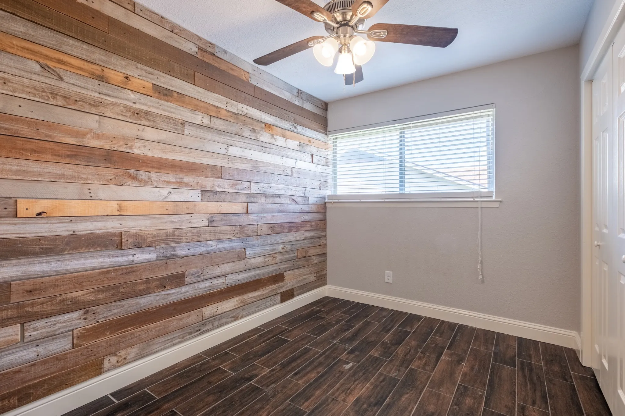 Single Family Residence For Sale in Denton County , 1607 College Parkway, Lewisville, Texas 75077, 4 Bedroom, 4 Bathroom, 2 Garage spaces, 1,645 Sqft, built in 1973, mls#21305547, Real Estate Agent in Lewisville, Homes For Sale in Denton county, Homes For Sale in Lewisville, Realtor in Lewisville Texas, Real Estate Brokerage Independent Realty Texas, Luminita Cordes Realtor