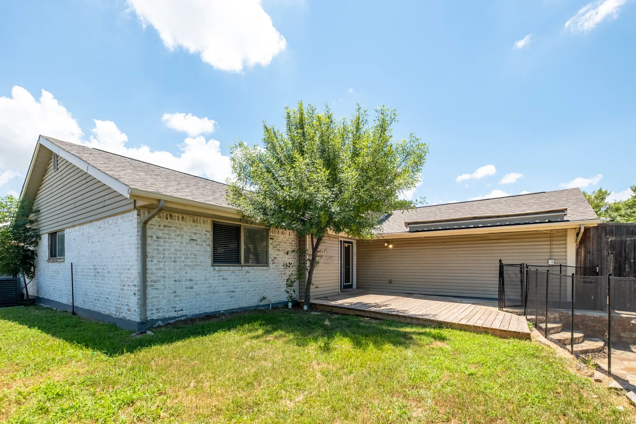Single Family Residence For Sale in Denton County , 1607 College Parkway, Lewisville, Texas 75077, 4 Bedroom, 4 Bathroom, 2 Garage spaces, 1,645 Sqft, built in 1973, mls#21305547, Real Estate Agent in Lewisville, Homes For Sale in Denton county, Homes For Sale in Lewisville, Realtor in Lewisville Texas, Real Estate Brokerage Independent Realty Texas, Luminita Cordes Realtor