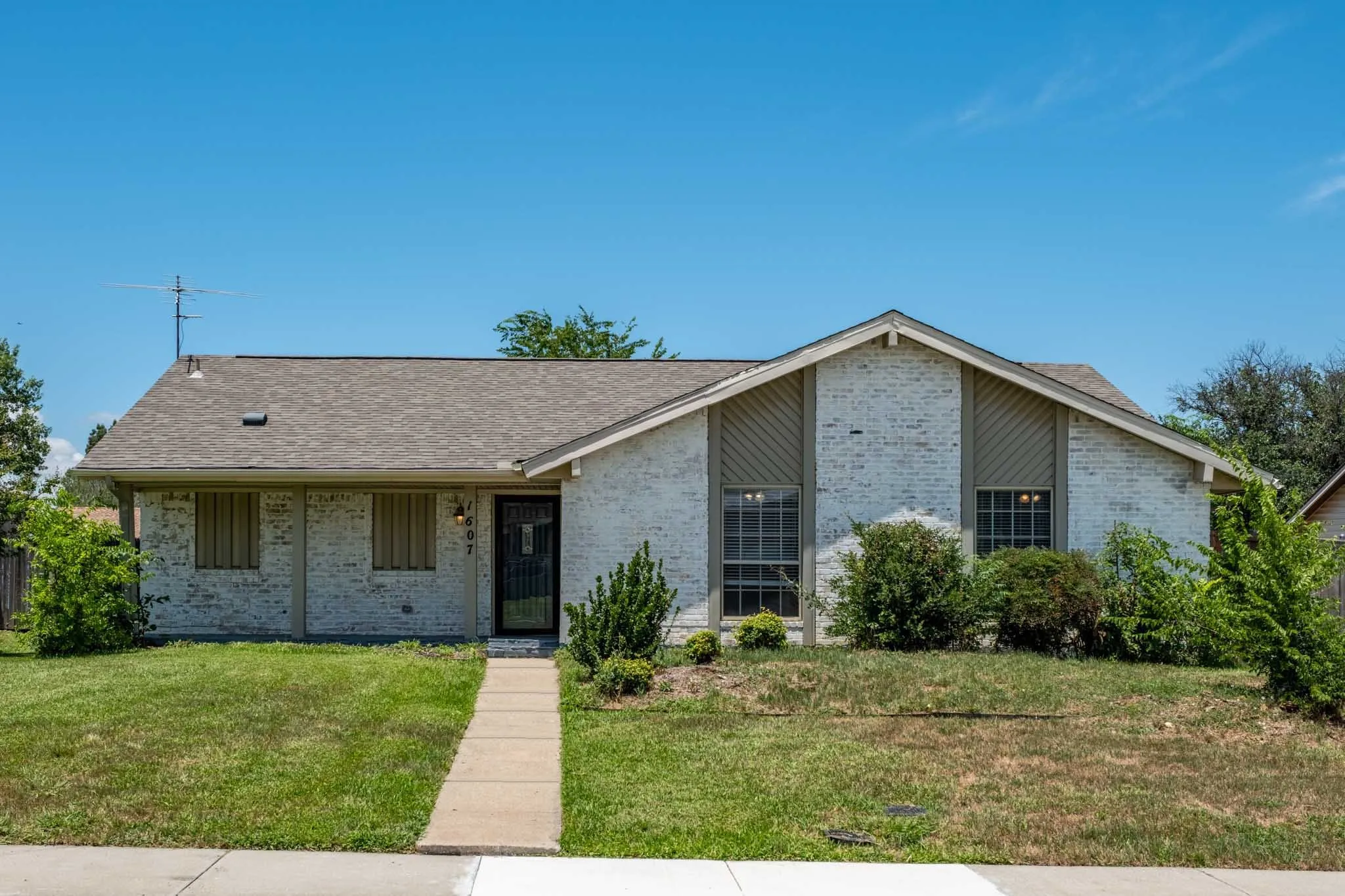 Single Family Residence For Sale in Denton County , 1607 College Parkway, Lewisville, Texas 75077, 4 Bedroom, 4 Bathroom, 2 Garage spaces, 1,645 Sqft, built in 1973, mls#21305547, Real Estate Agent in Lewisville, Homes For Sale in Denton county, Homes For Sale in Lewisville, Realtor in Lewisville Texas, Real Estate Brokerage Independent Realty Texas, Luminita Cordes Realtor