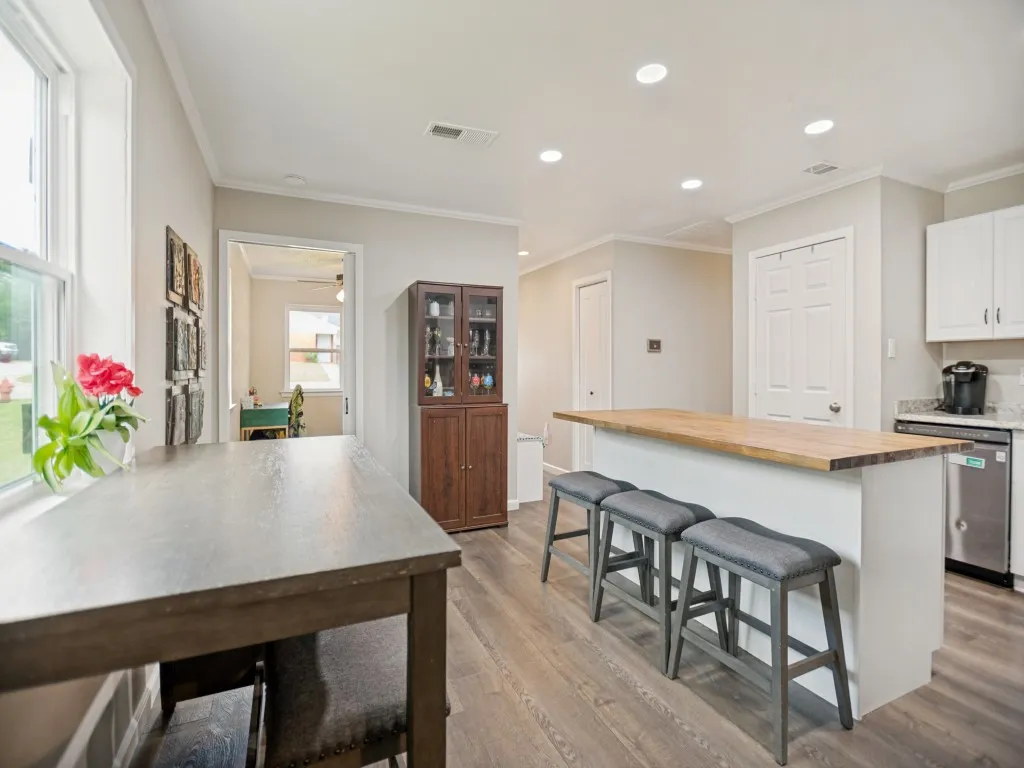 Single Family Residence For Sale in Tarrant County , 7041 Payte Lane, North Richland Hills, Texas 76182, 4 Bedroom, 3 Bathroom, 2 Garage spaces, 1,659 Sqft, built in 1971, mls#21305603, Real Estate Agent in North Richland Hills, Homes For Sale in Tarrant county, Homes For Sale in North Richland Hills, Realtor in North Richland Hills Texas, Real Estate Brokerage Independent Realty Texas, Luminita Cordes Realtor