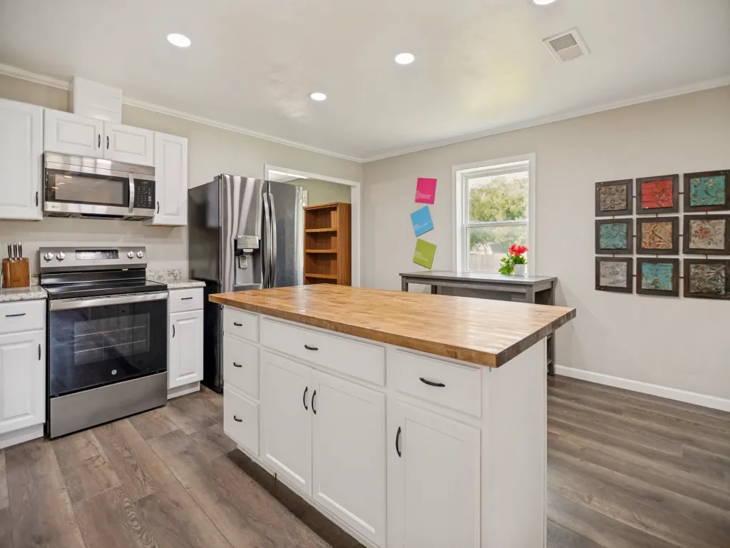 Single Family Residence For Sale in Tarrant County , 7041 Payte Lane, North Richland Hills, Texas 76182, 4 Bedroom, 3 Bathroom, 2 Garage spaces, 1,659 Sqft, built in 1971, mls#21305603, Real Estate Agent in North Richland Hills, Homes For Sale in Tarrant county, Homes For Sale in North Richland Hills, Realtor in North Richland Hills Texas, Real Estate Brokerage Independent Realty Texas, Luminita Cordes Realtor