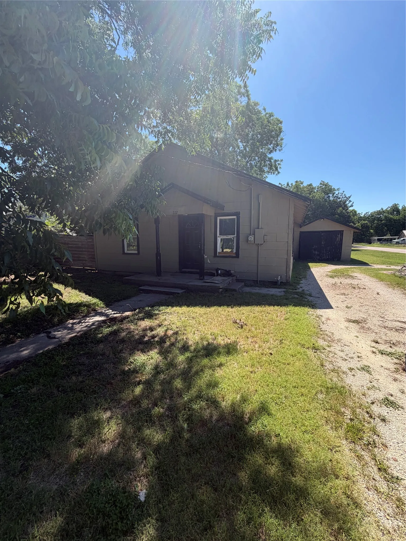 Single Family Residence For Sale in Callahan County , 222 Cherry Street, Clyde, Texas 79510, 3 Bedroom, 1 Bathroom, 1 Garage spaces, 1,260 Sqft, built in 1947, mls#21304978, Real Estate Agent in Clyde, Homes For Sale in Callahan county, Homes For Sale in Clyde, Realtor in Clyde Texas, Real Estate Brokerage Independent Realty Texas, Luminita Cordes Realtor