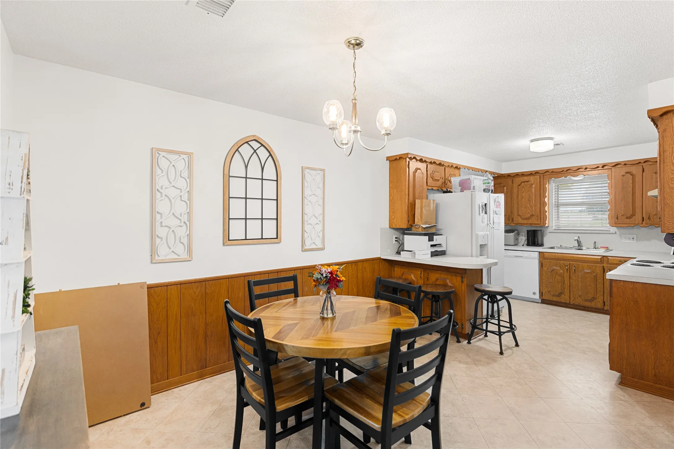 Single Family Residence For Sale in Cooke County , 603 E 5th Street, Muenster, Texas 76252, 3 Bedroom, 2 Bathroom, 1 Garage spaces, 1,345 Sqft, built in 1972, mls#21305609, Real Estate Agent in Muenster, Homes For Sale in Cooke county, Homes For Sale in Muenster, Realtor in Muenster Texas, Real Estate Brokerage Independent Realty Texas, Luminita Cordes Realtor