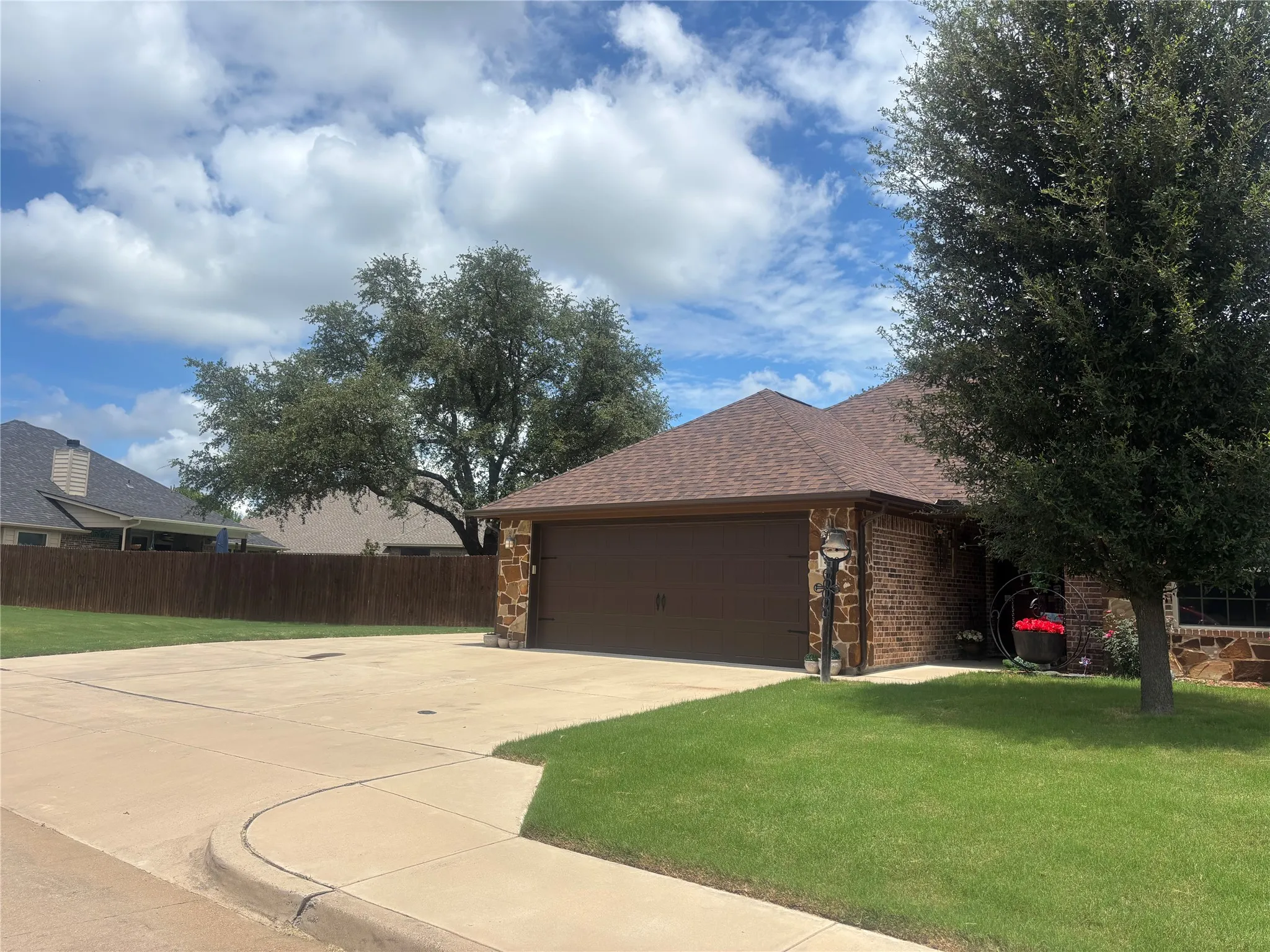 Single Family Residence For Sale in Hood County , 310 Donna Circle, Granbury, Texas 76049, 3 Bedroom, 2 Bathroom, 2 Garage spaces, 1,774 Sqft, built in 2016, mls#21302953, Real Estate Agent in Granbury, Homes For Sale in Hood county, Homes For Sale in Granbury, Realtor in Granbury Texas, Real Estate Brokerage Independent Realty Texas, Luminita Cordes Realtor