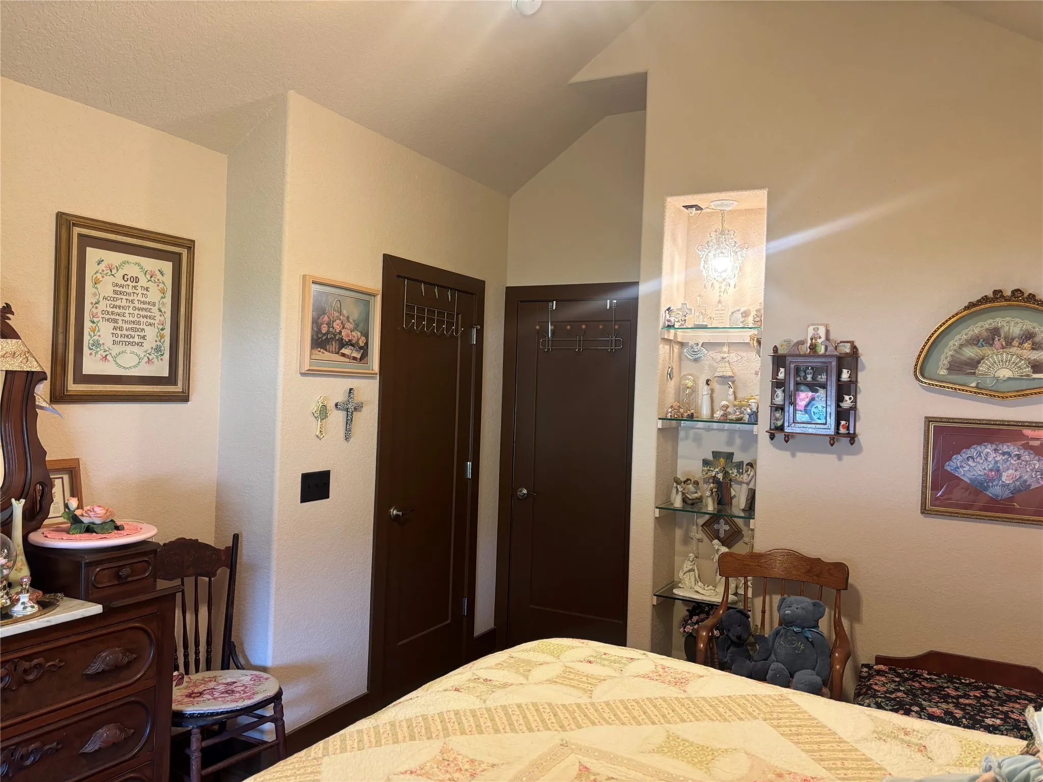 Additional bedroom with decorative lighted shelving