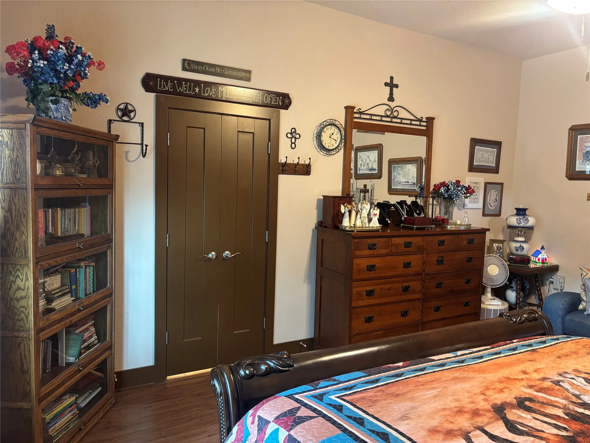 Primary suite, double doors to bathroom
