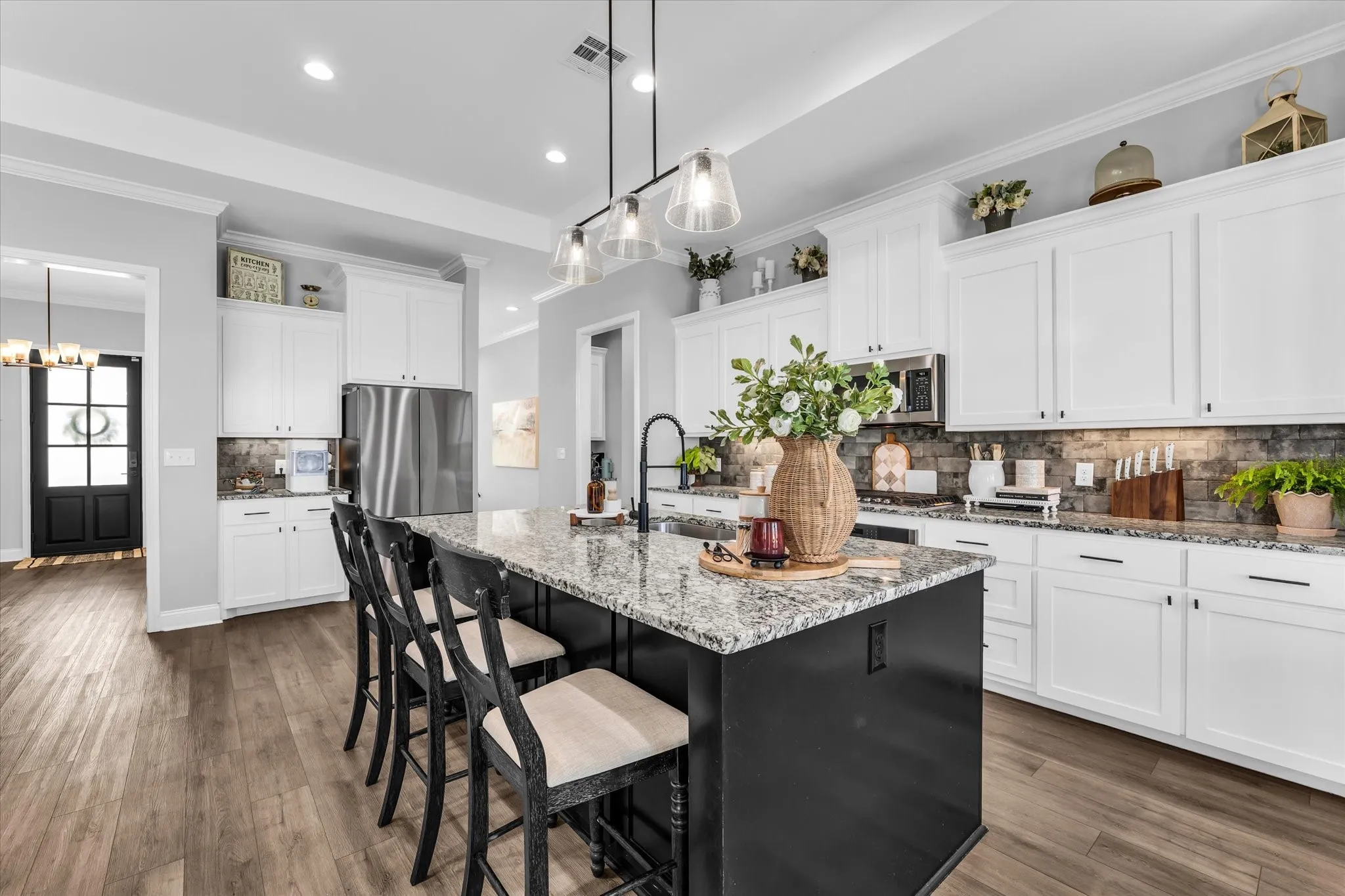 large island in kitchen