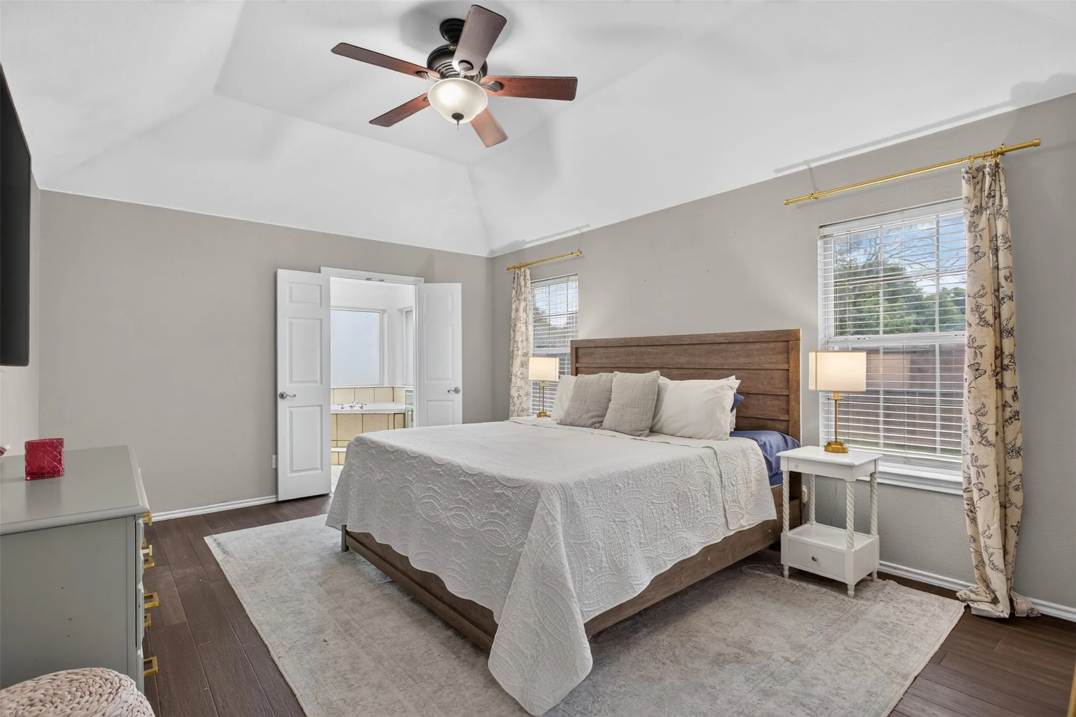 Vaulted ceiling with a ceiling fan
