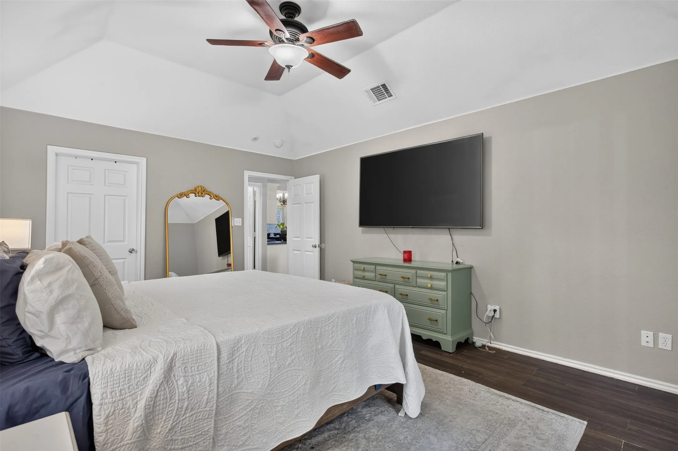 Vaulted ceiling with a ceiling fan