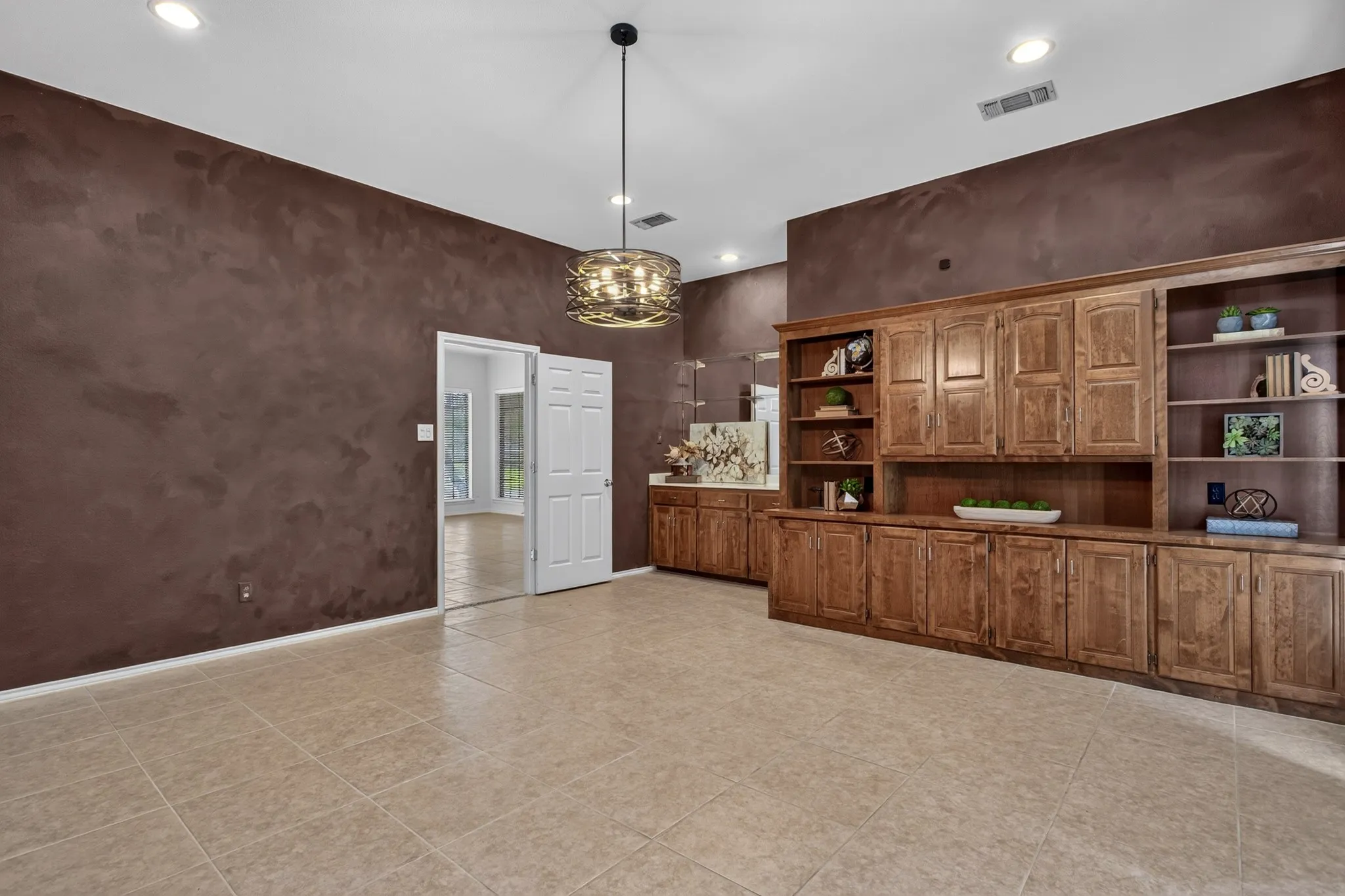 Single Family Residence For Sale in Tarrant County , 1416 Spyglass Drive, Mansfield, Texas 76063, 4 Bedroom, 2 Bathroom, 2 Garage spaces, 2,807 Sqft, built in 1986, mls#21281146, Real Estate Agent in Mansfield, Homes For Sale in Tarrant county, Homes For Sale in Mansfield, Realtor in Mansfield Texas, Real Estate Brokerage Independent Realty Texas, Luminita Cordes Realtor